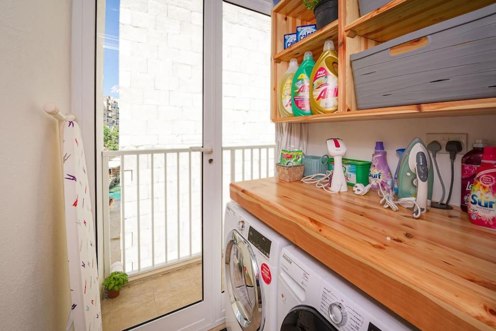 40sec walk to Xlendi Beach - Fully Air Con & Heated Brand New Central Apartment