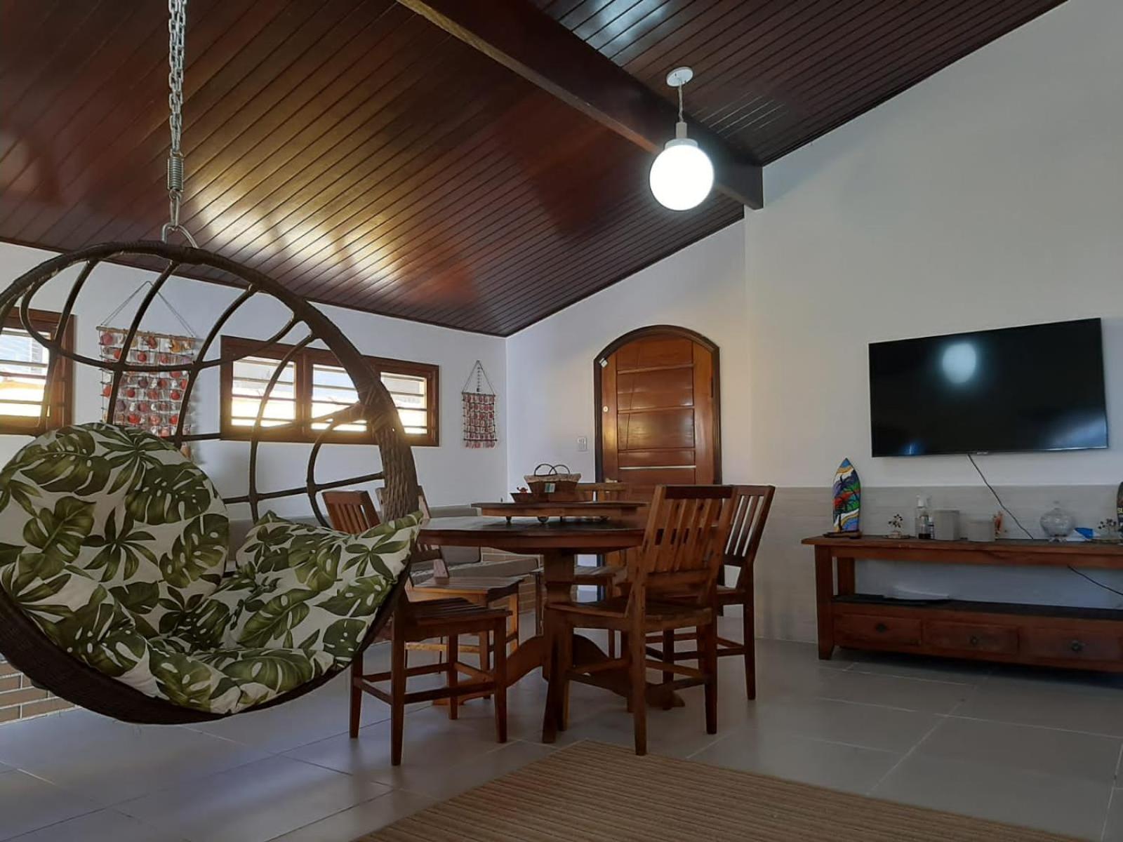 Casa grande com piscina churrasqueira e garagem Praia do Lázaro Ubatuba