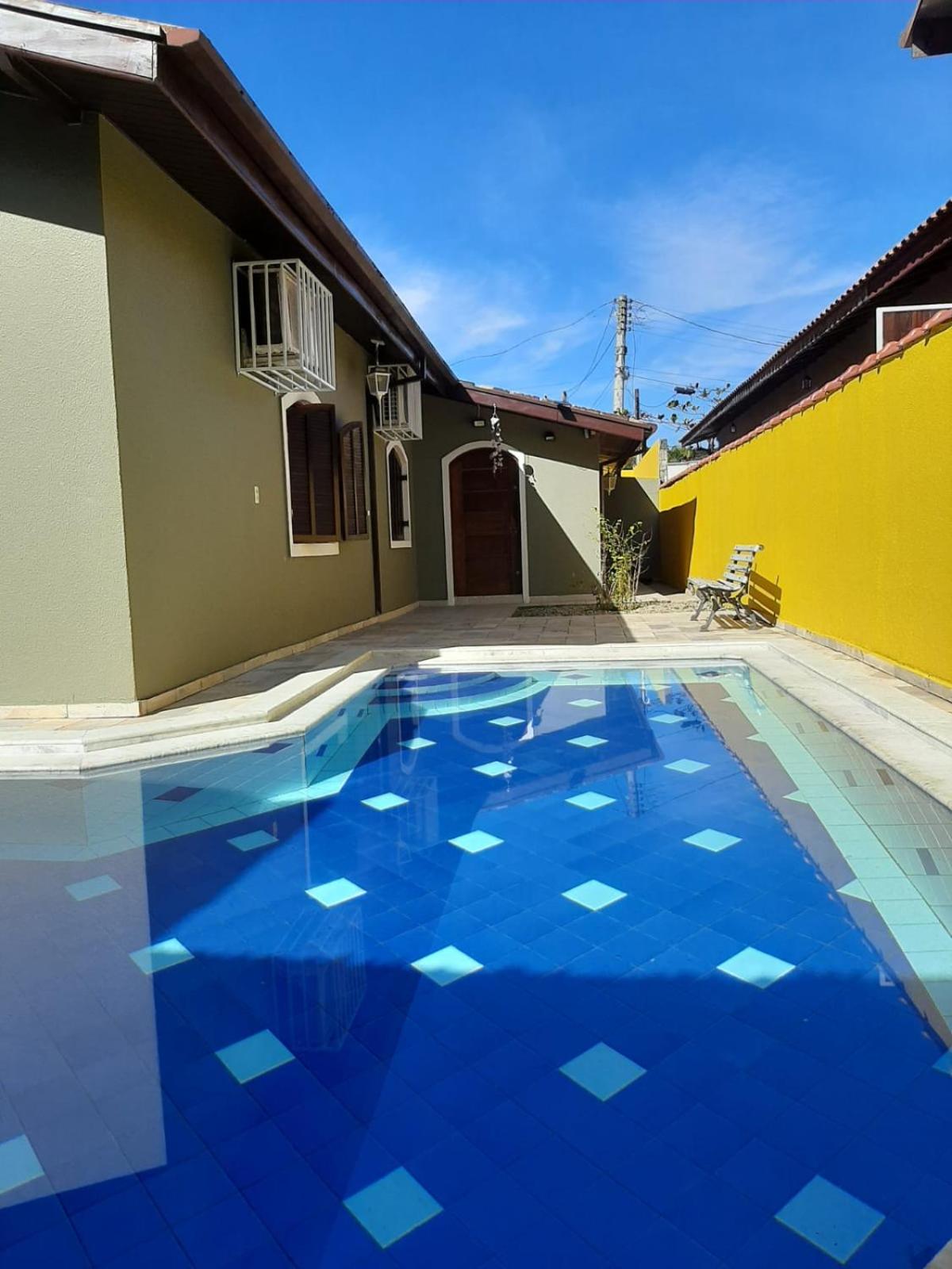 Casa grande com piscina churrasqueira e garagem Praia do Lázaro Ubatuba