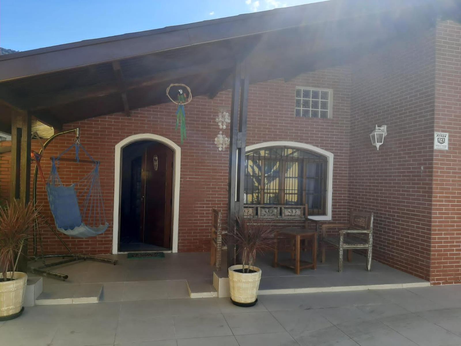 Casa grande com piscina churrasqueira e garagem Praia do Lázaro Ubatuba