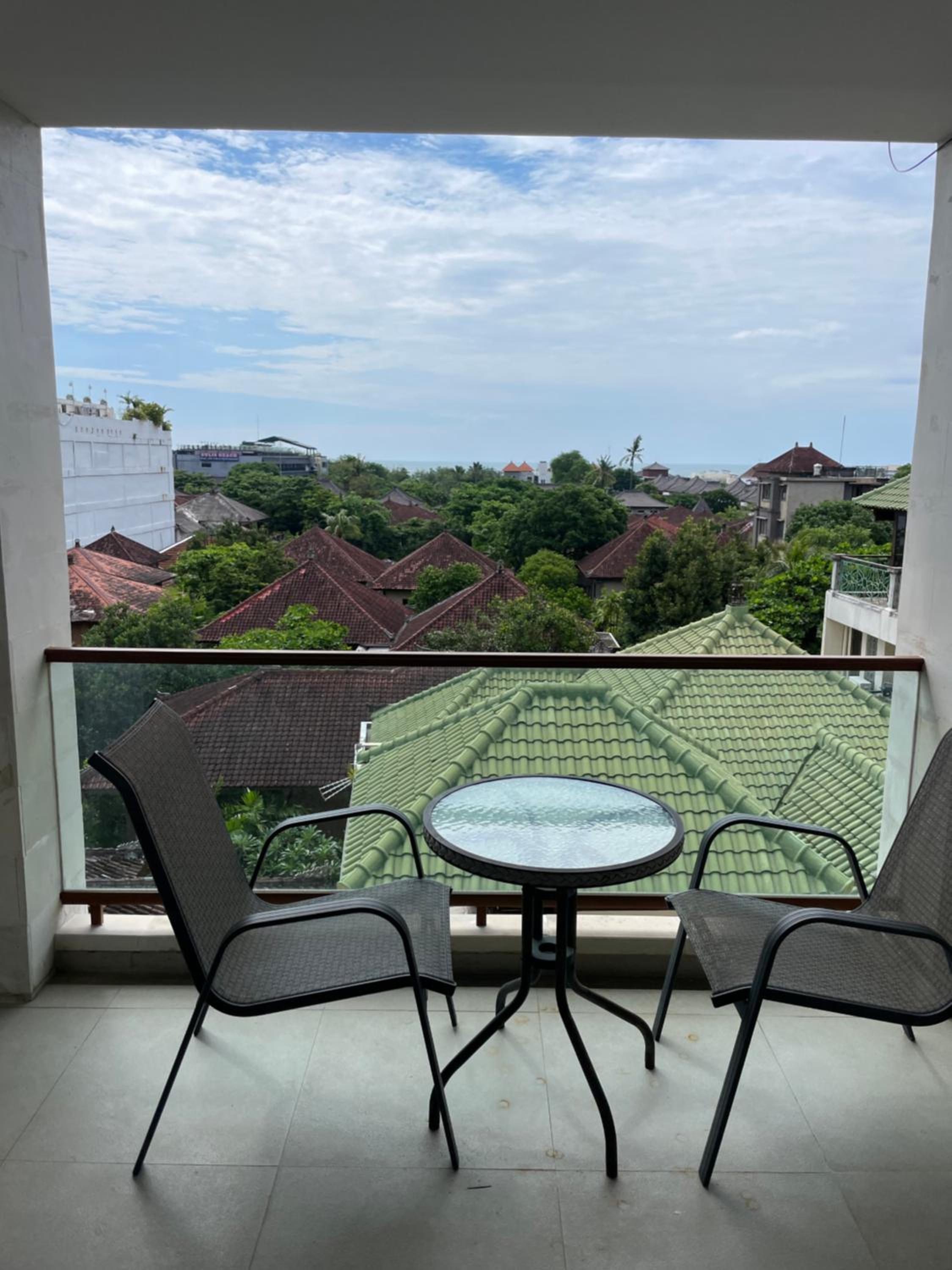 Stylish 2 Bedroom Penthouse Apt, Newly Refreshed, 50 Mbps, Pool, Gym, Resto view 4