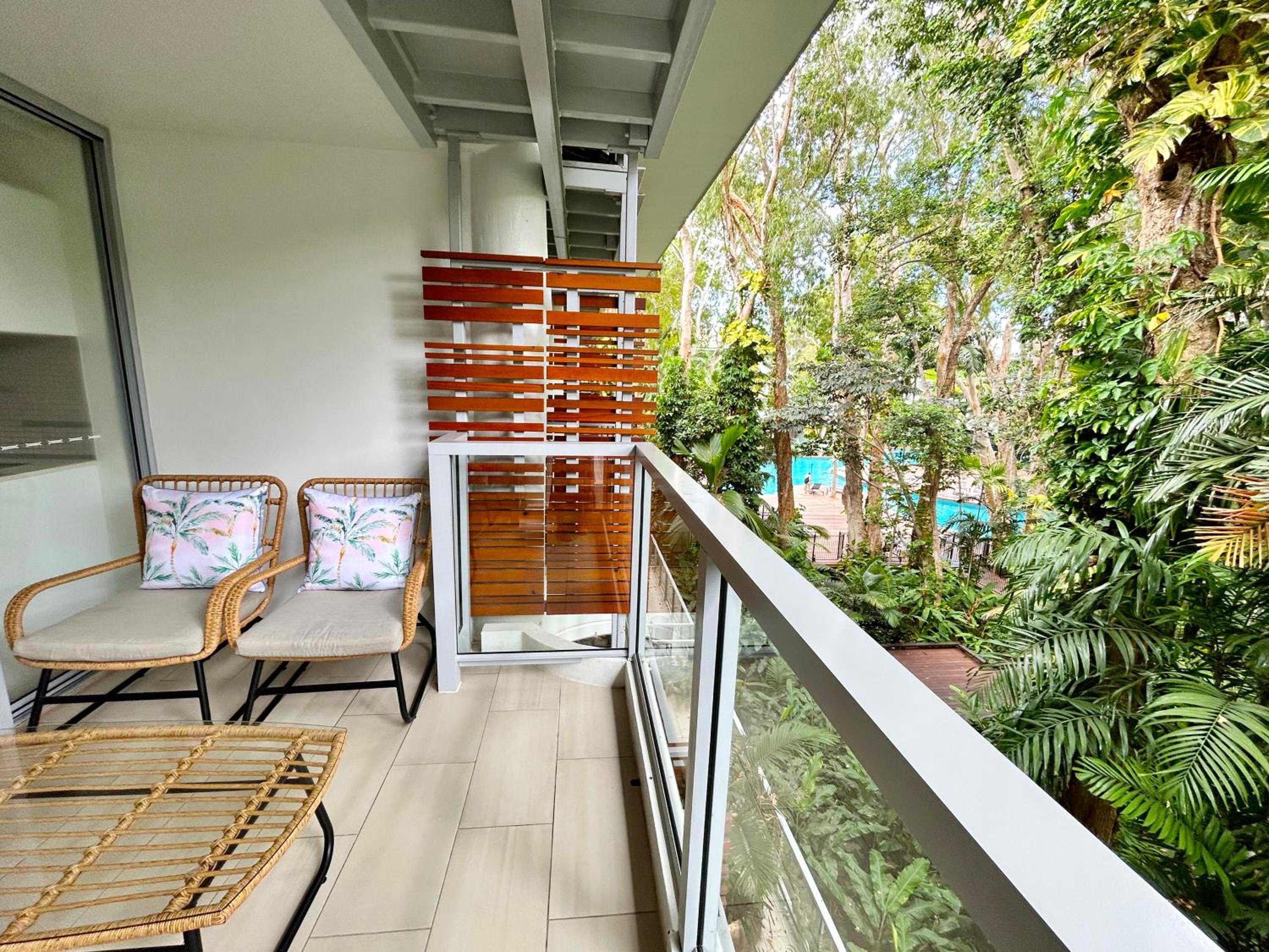 Palm Cove Beachside Apartment - Sea & Mountain Views