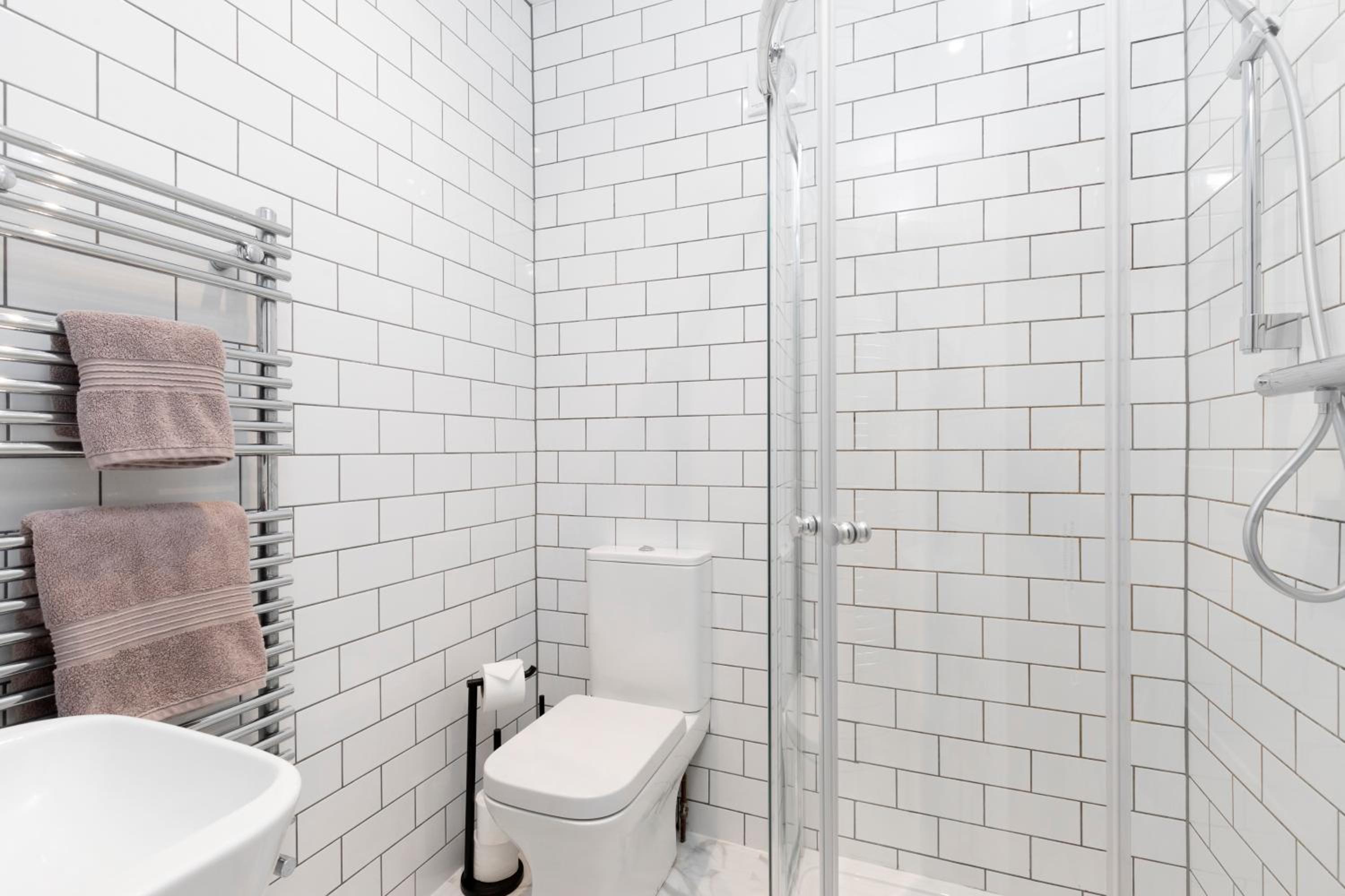 Elliot Oliver - Laverham House - Stunning 6 Bedroom Regency House With Parking view 2