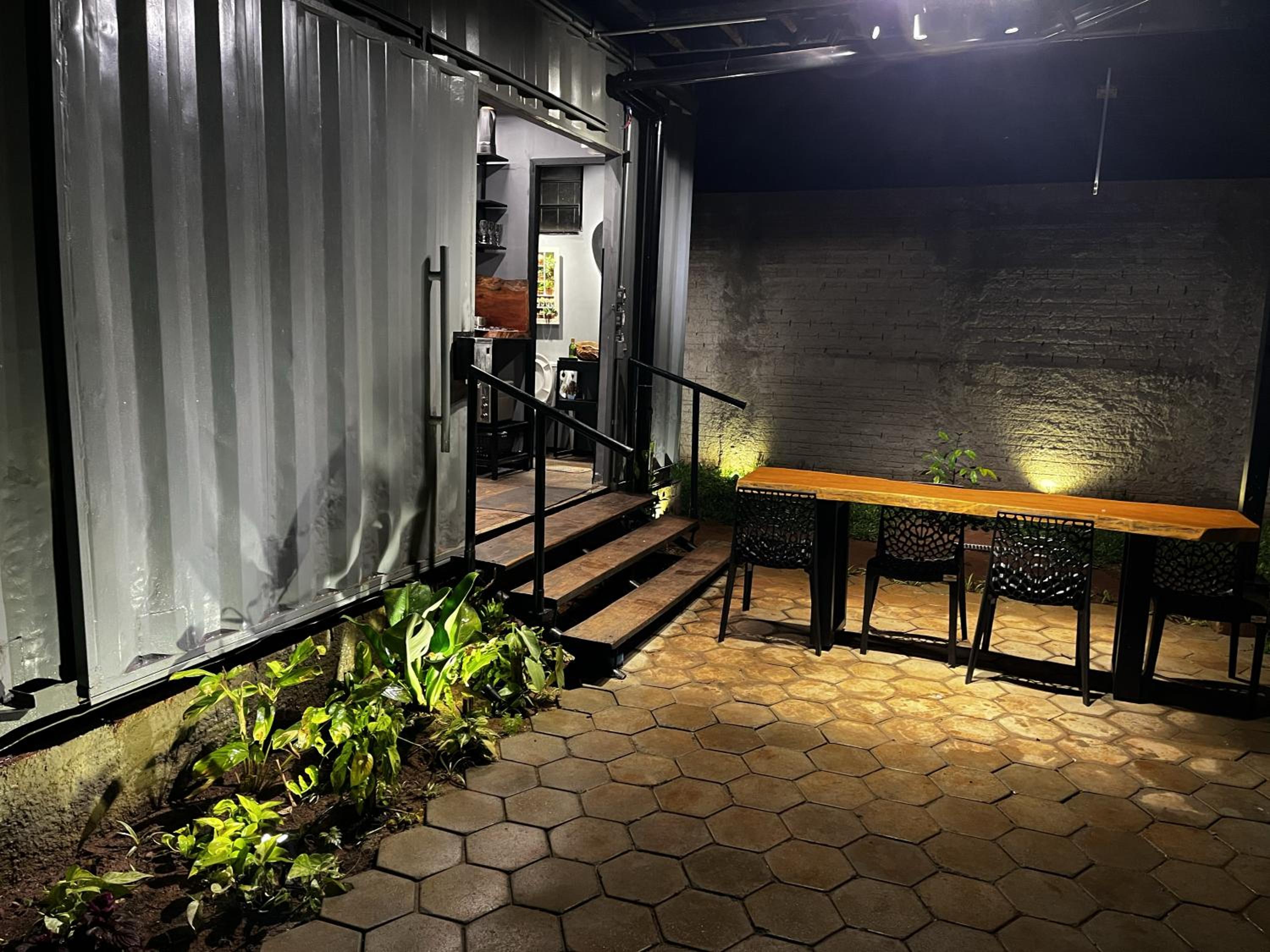 Container-Spa quente, projetor cine, lareira, churrasqueira-20km de Brotas