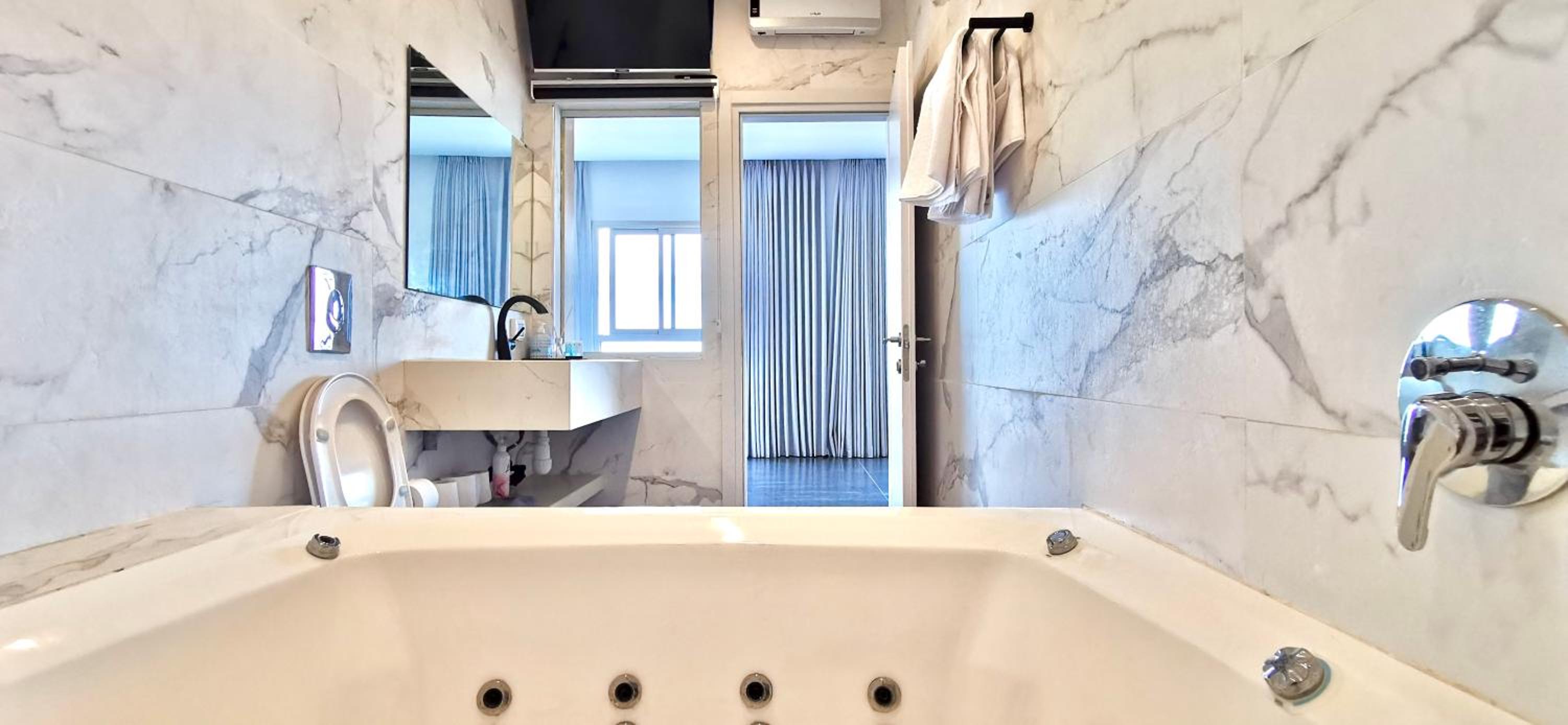 Sea view apartment with Jacuzzi near beach view 5