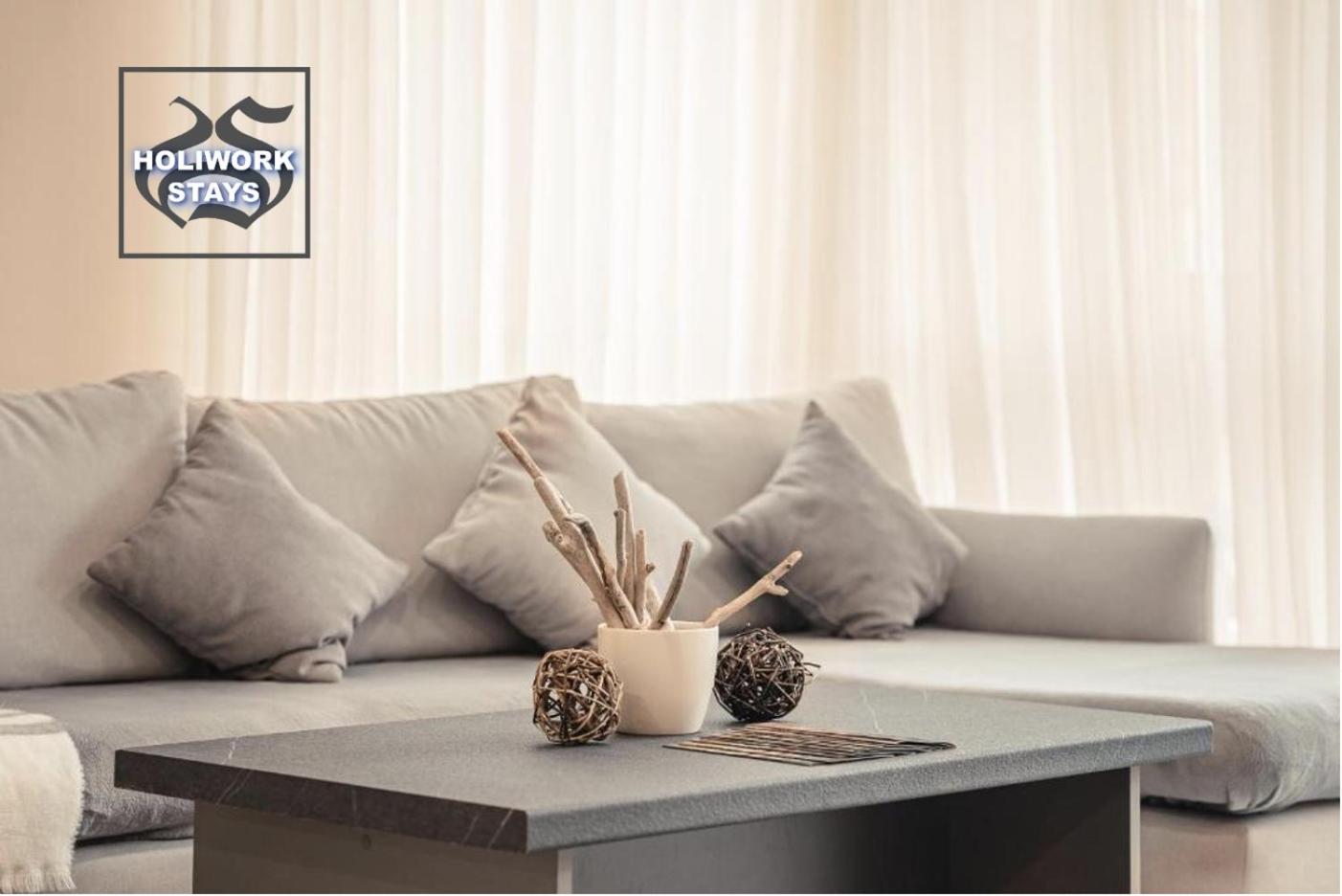 Elite Business Residence with Free Gym Pass, Street Parking and Full Office Setup view 4
