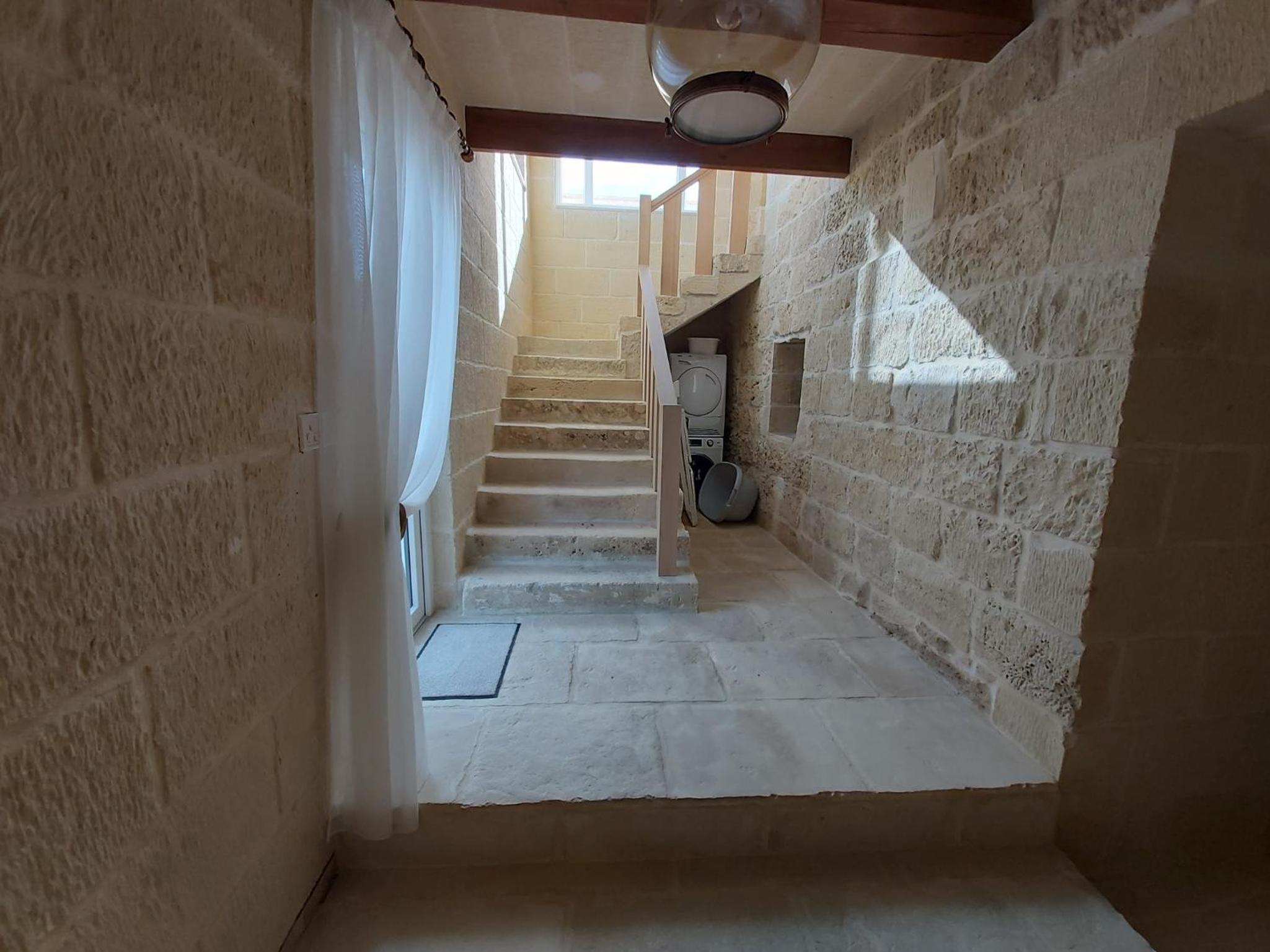 5 Bed Villa - Sleeps 8 - Pool - Garden - Parking