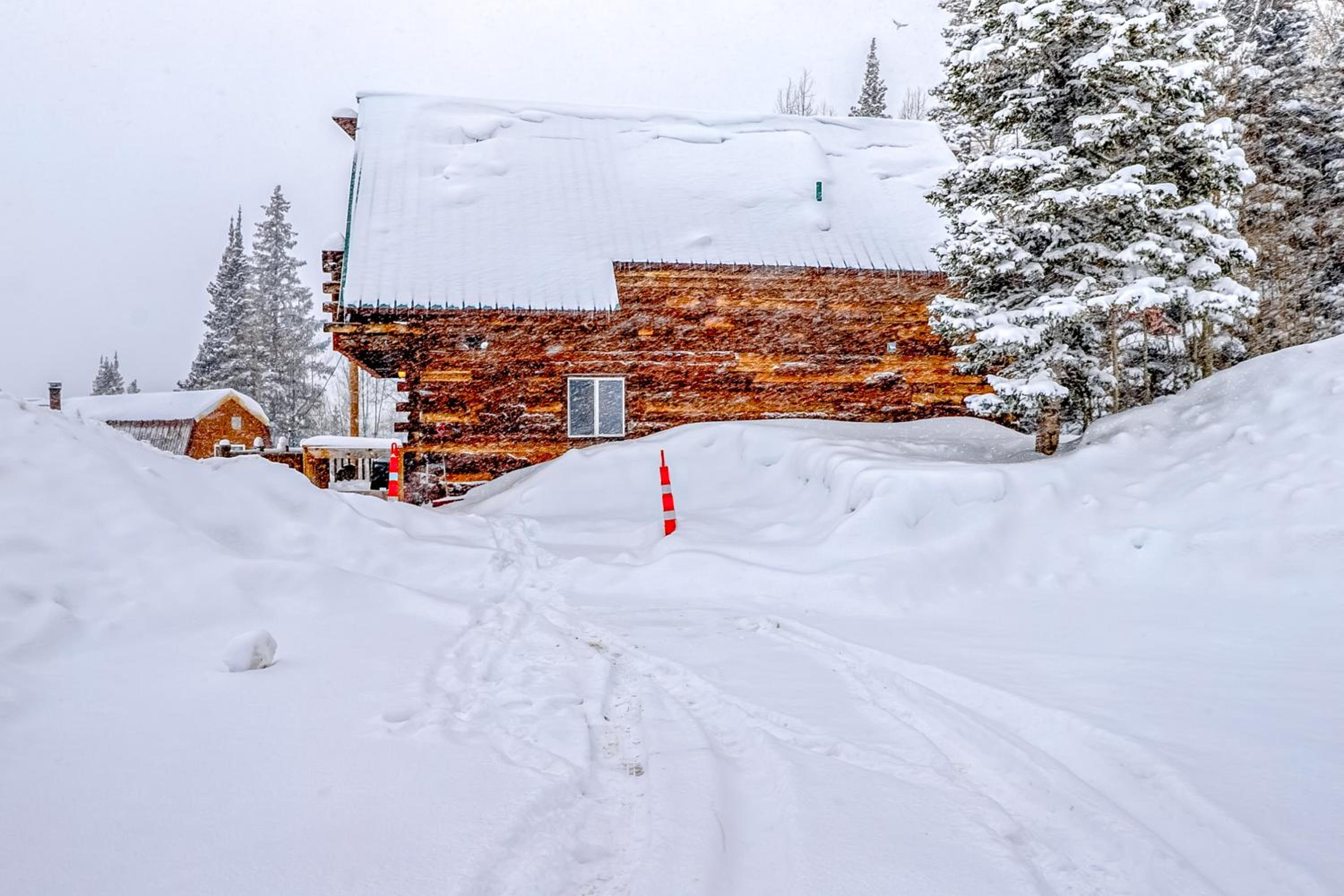Rustic Cabin Stay in Brian Head Resort with View