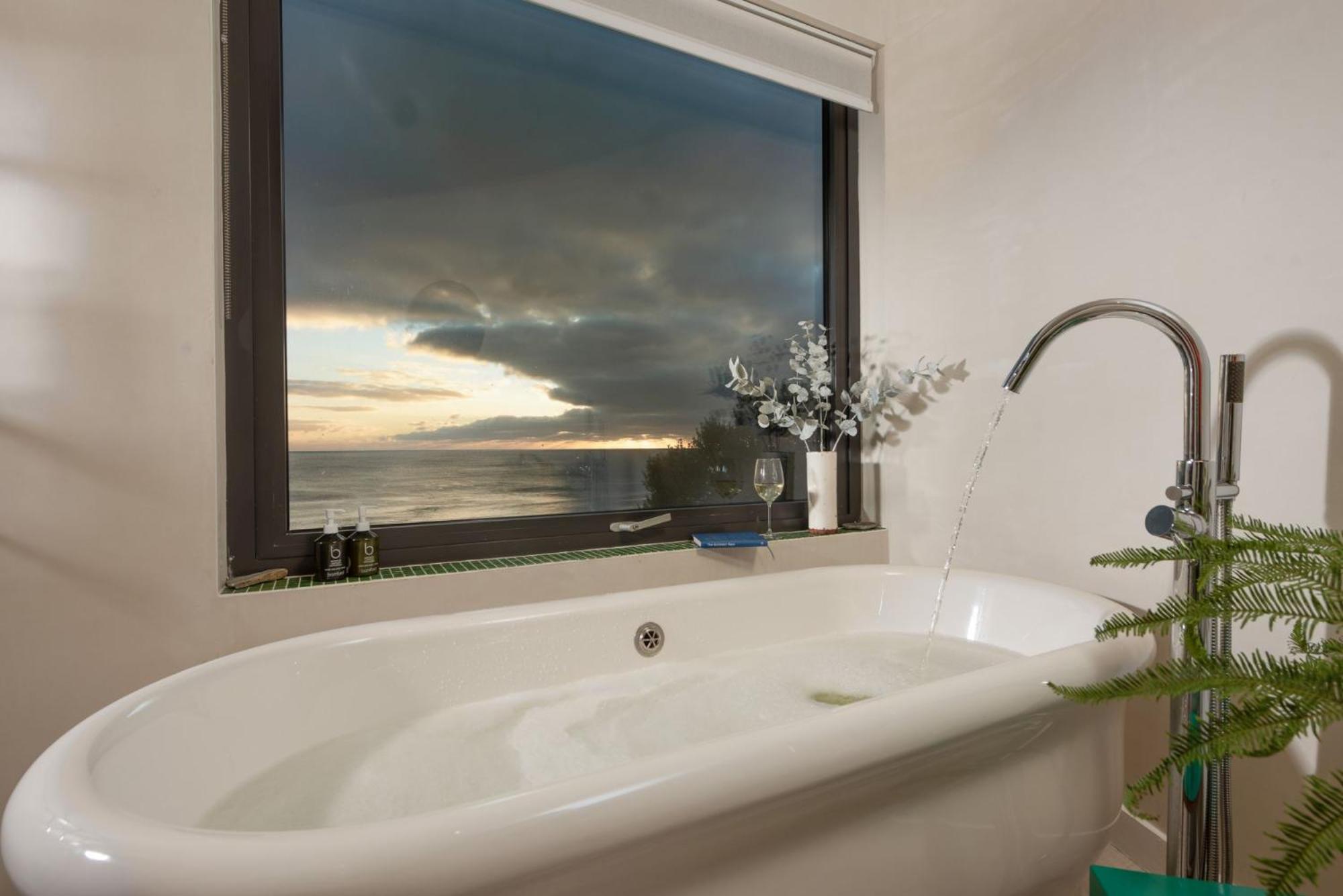 Footsteps from the beach - Hot tub - Cosy fireplace