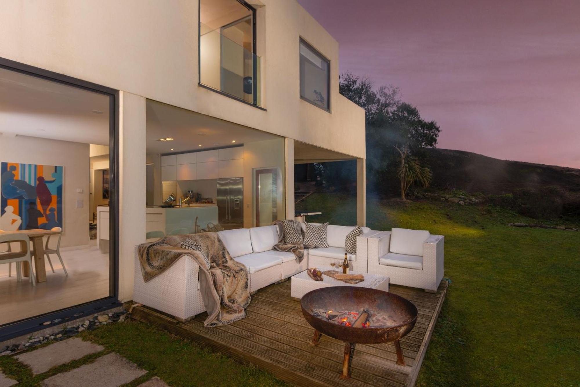 Footsteps from the beach - Hot tub - Cosy fireplace