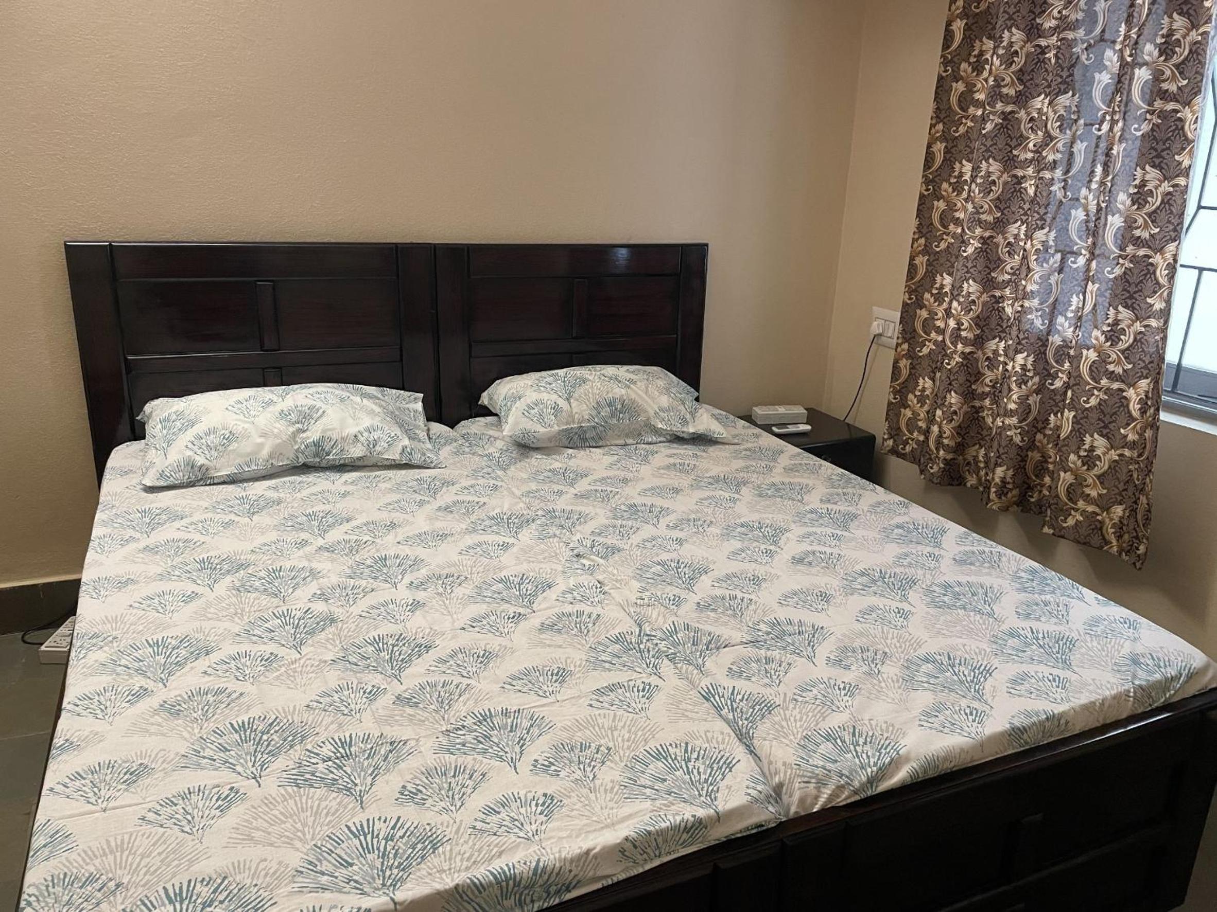 Visitors Lounge by MMG - 2&3BHK Furnished - Rd 12 Banjara Hills view 4