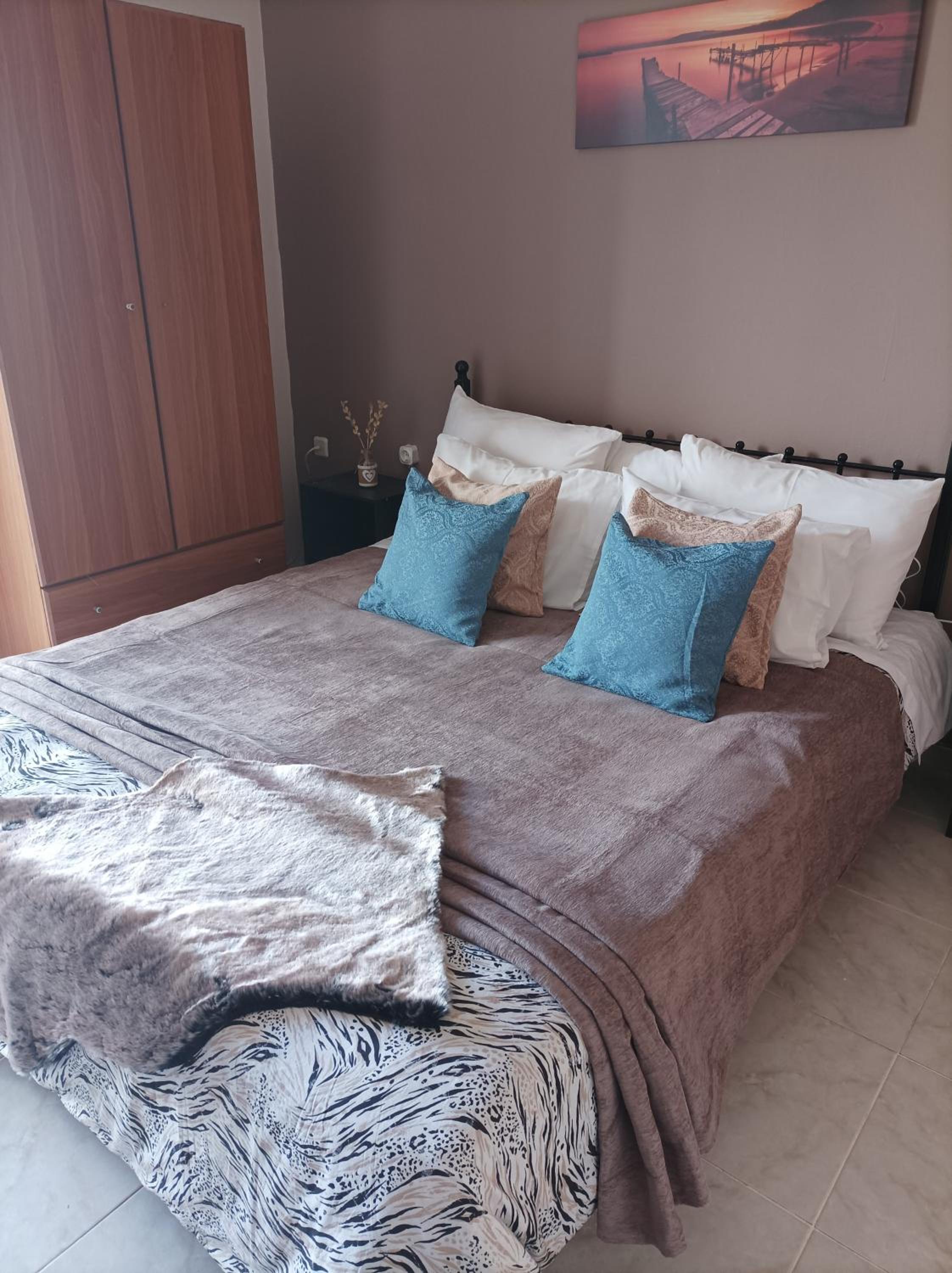 Family Room's Eirini view 3