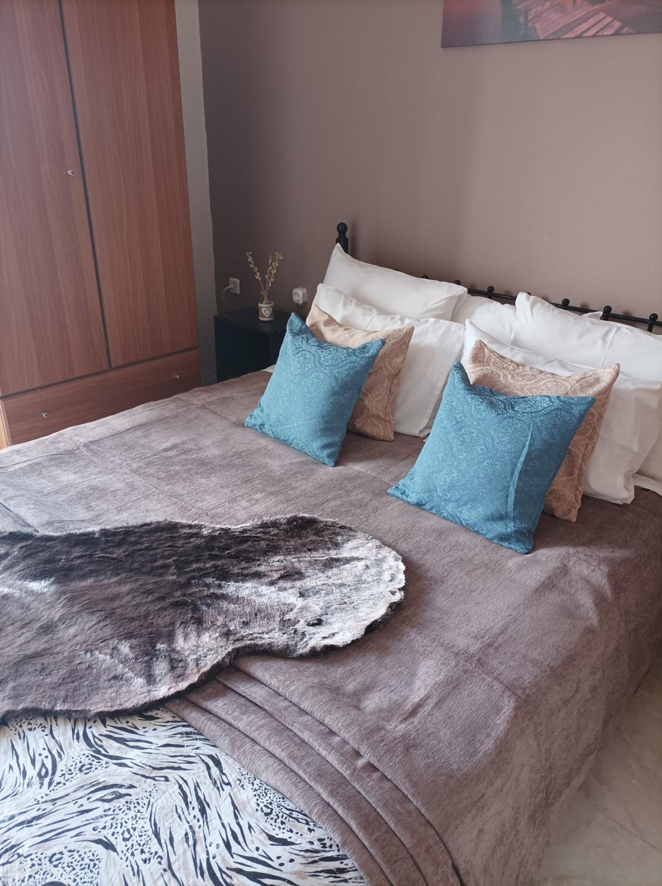 Family Room's Eirini view 4