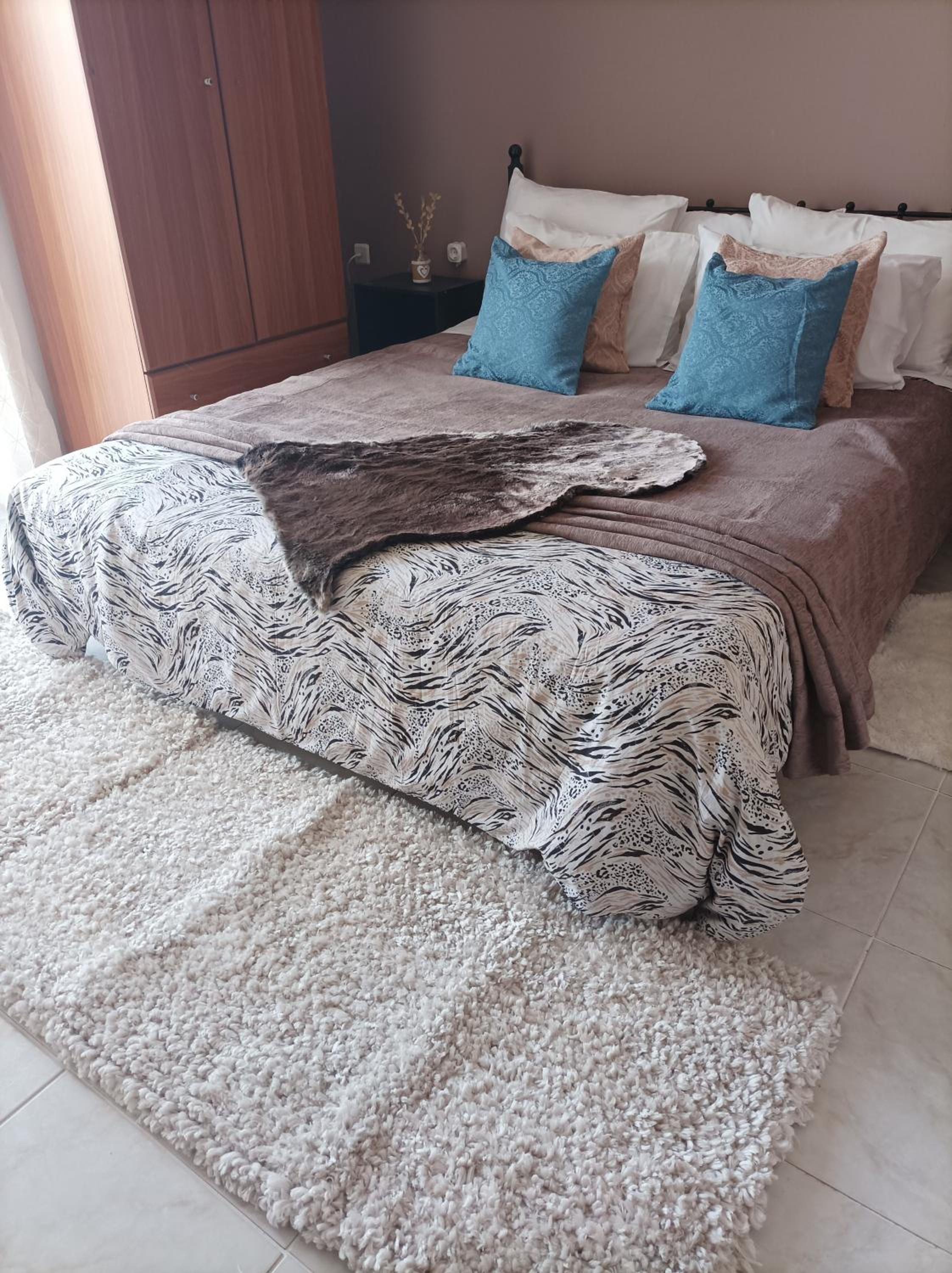 Family Room's Eirini view 5