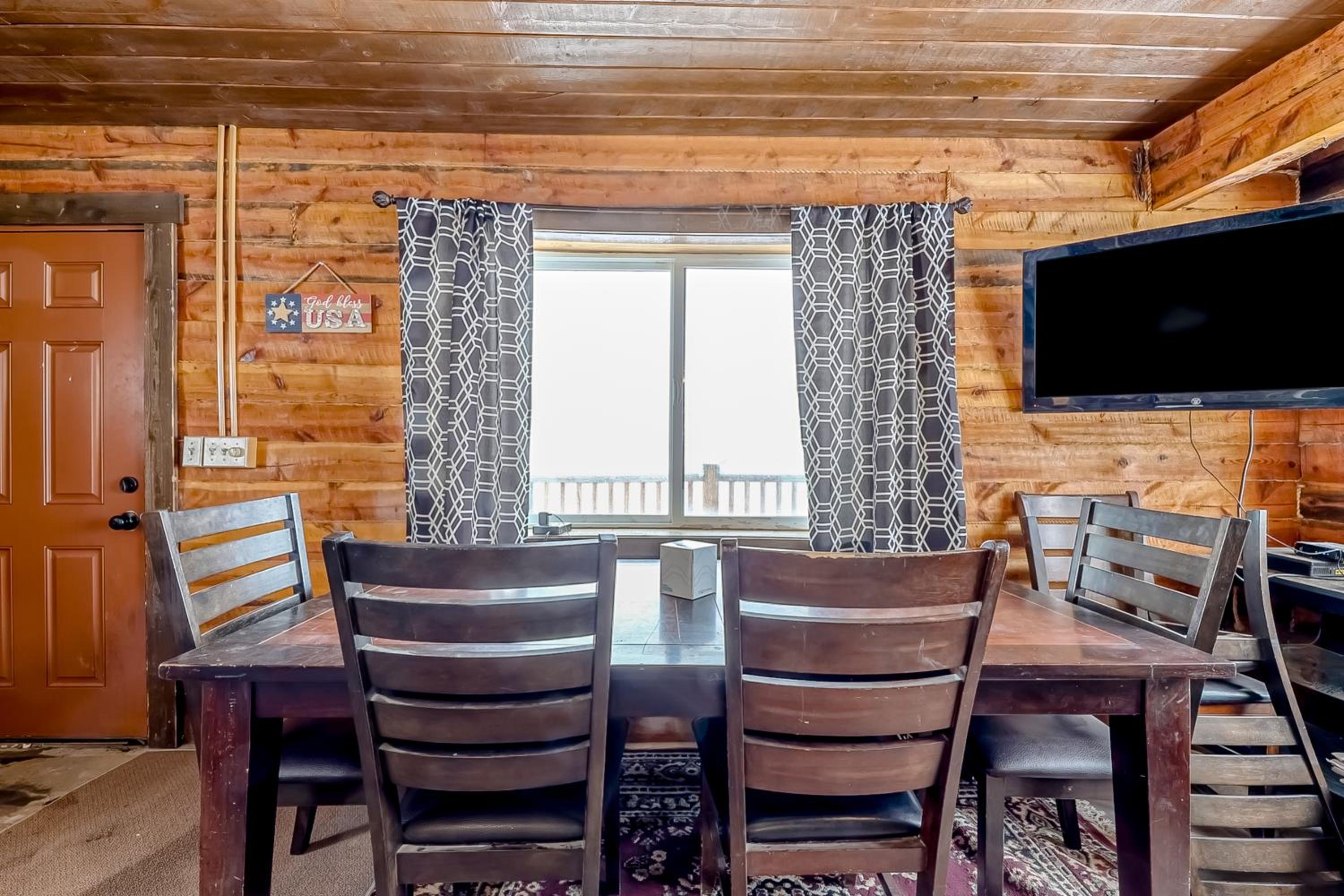 Rustic Cabin Stay in Brian Head Resort with View