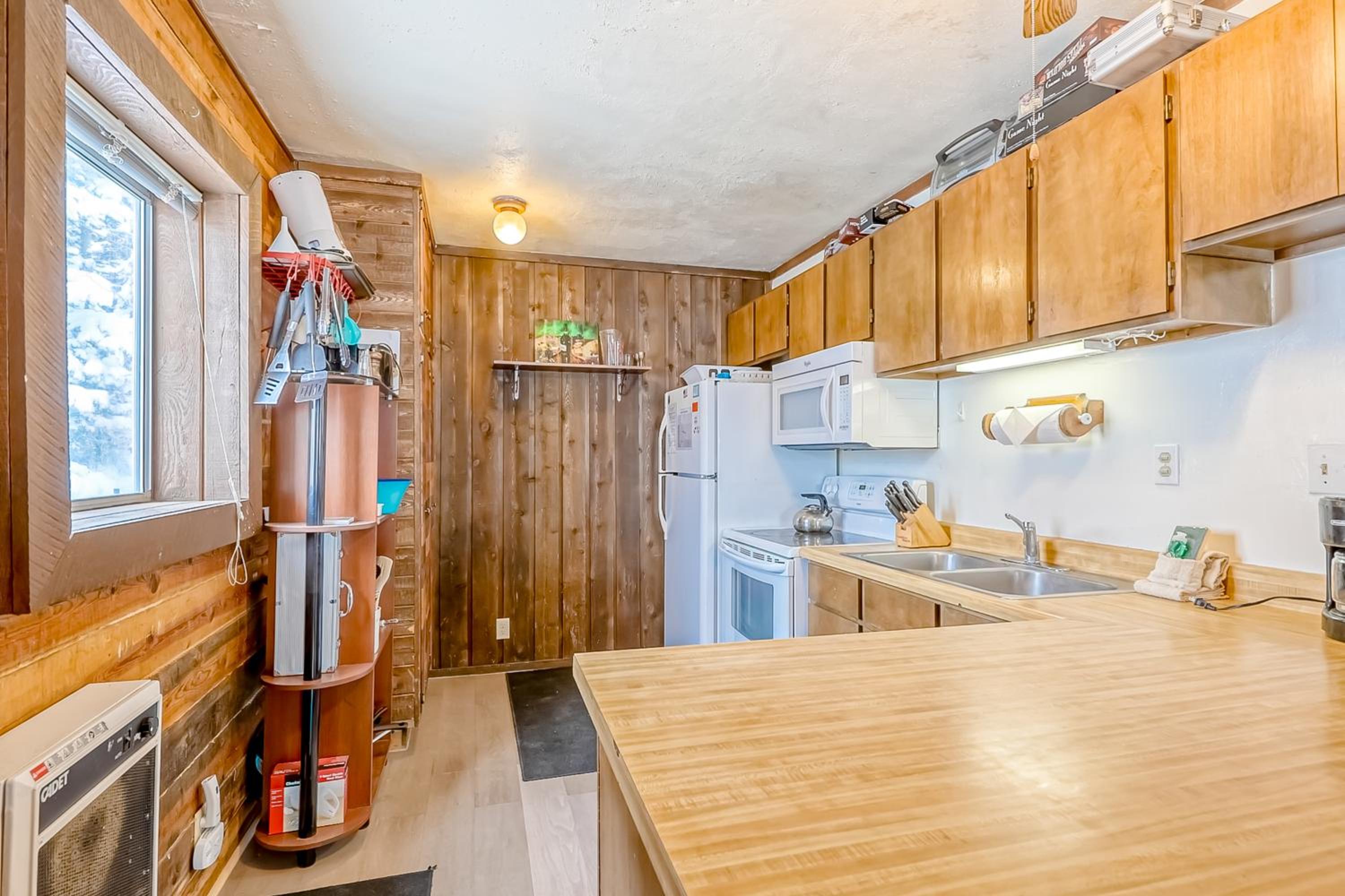 Rustic Cabin Stay in Brian Head Resort with View