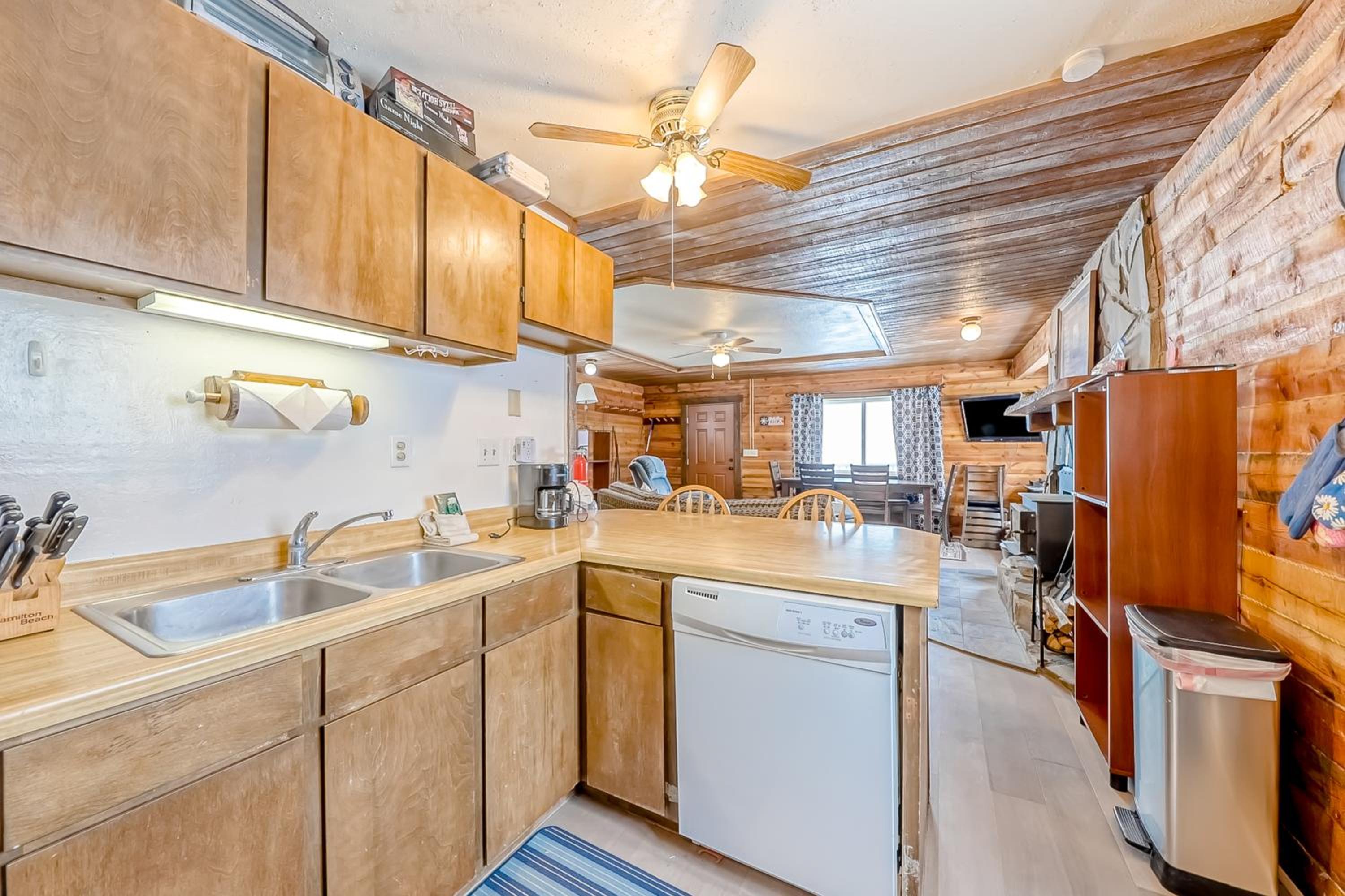 Rustic Cabin Stay in Brian Head Resort with View