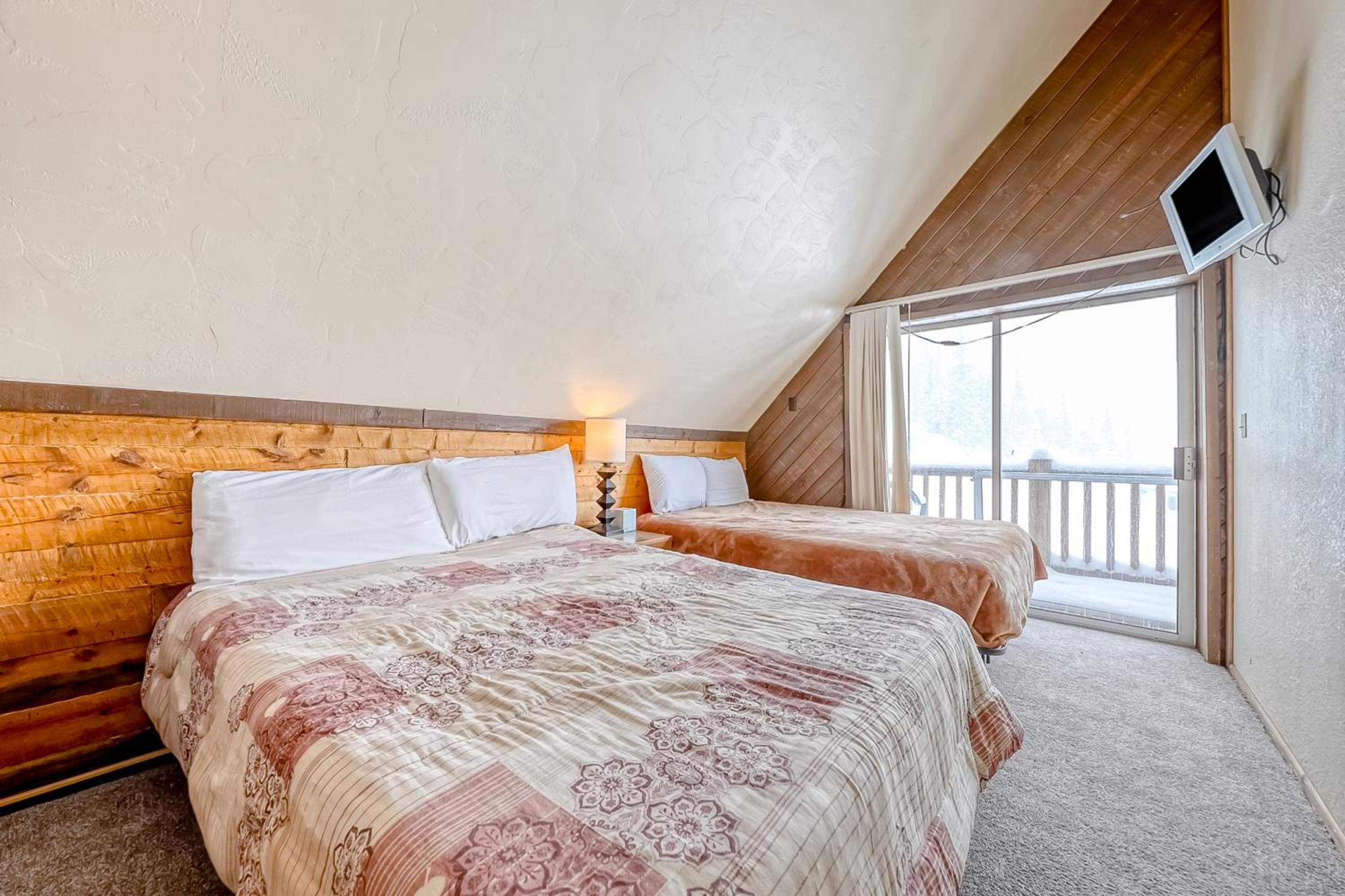 Rustic Cabin Stay in Brian Head Resort with View