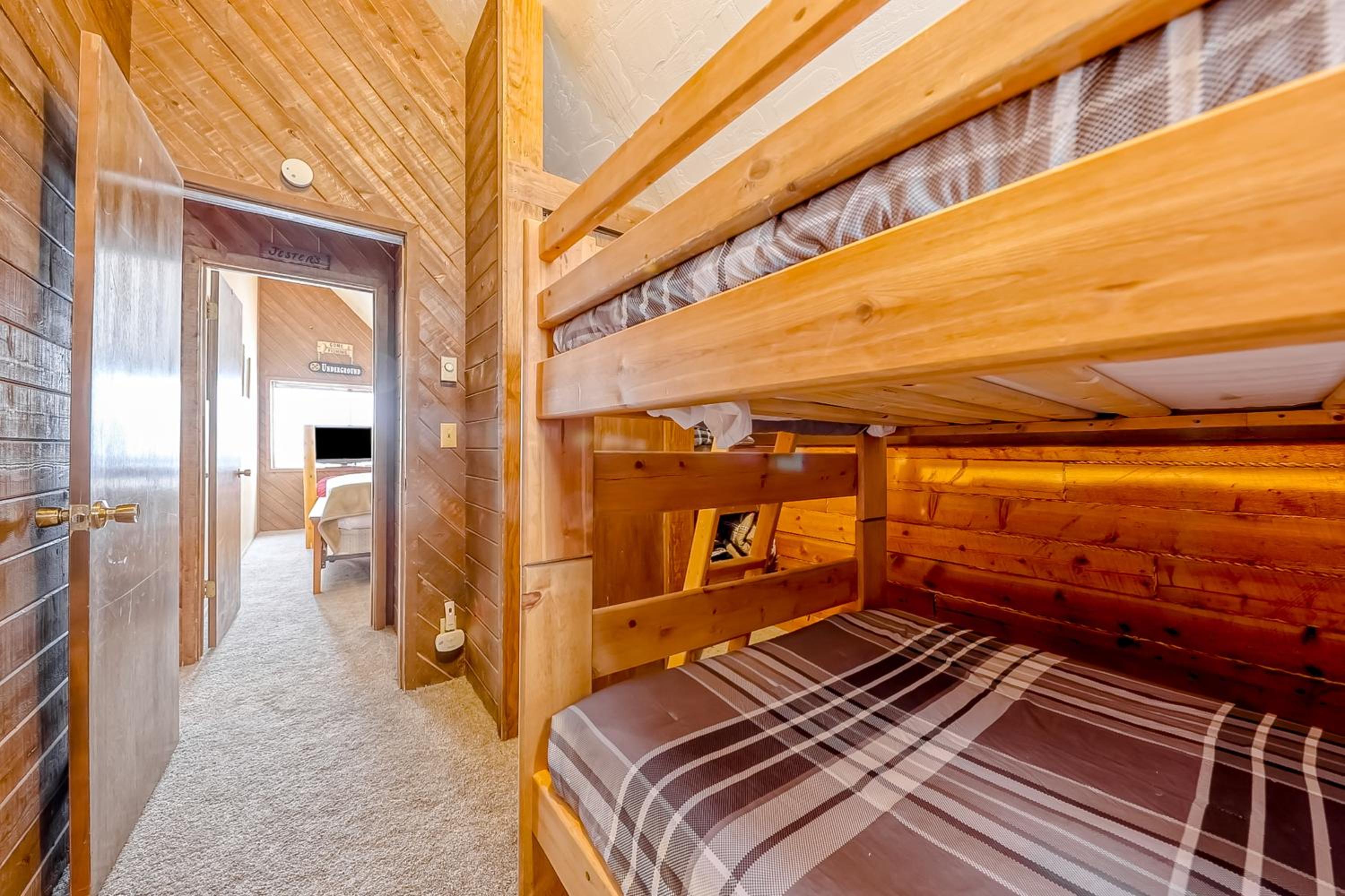 Rustic Cabin Stay in Brian Head Resort with View
