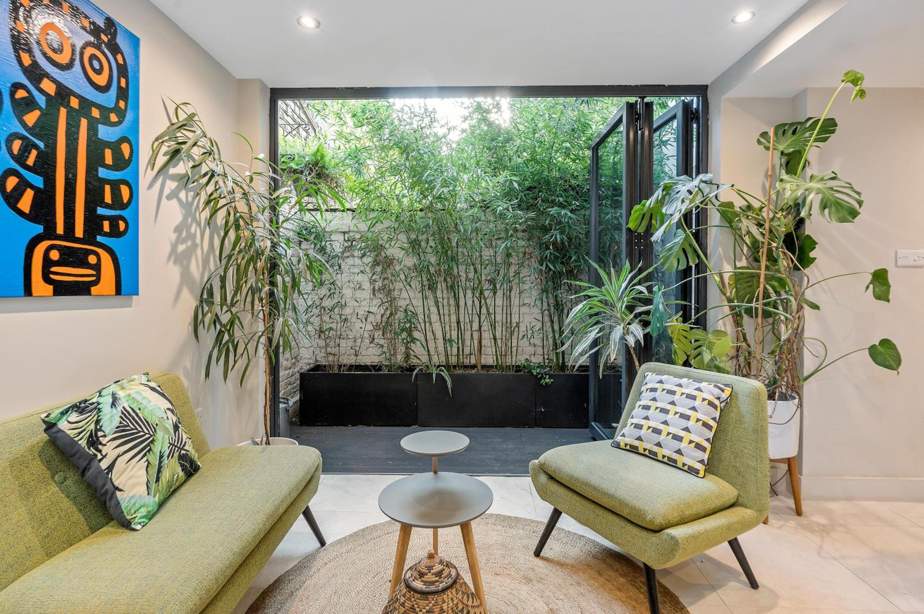Central London 3-Bed Apt Sleeps 6 3 mins to Tube