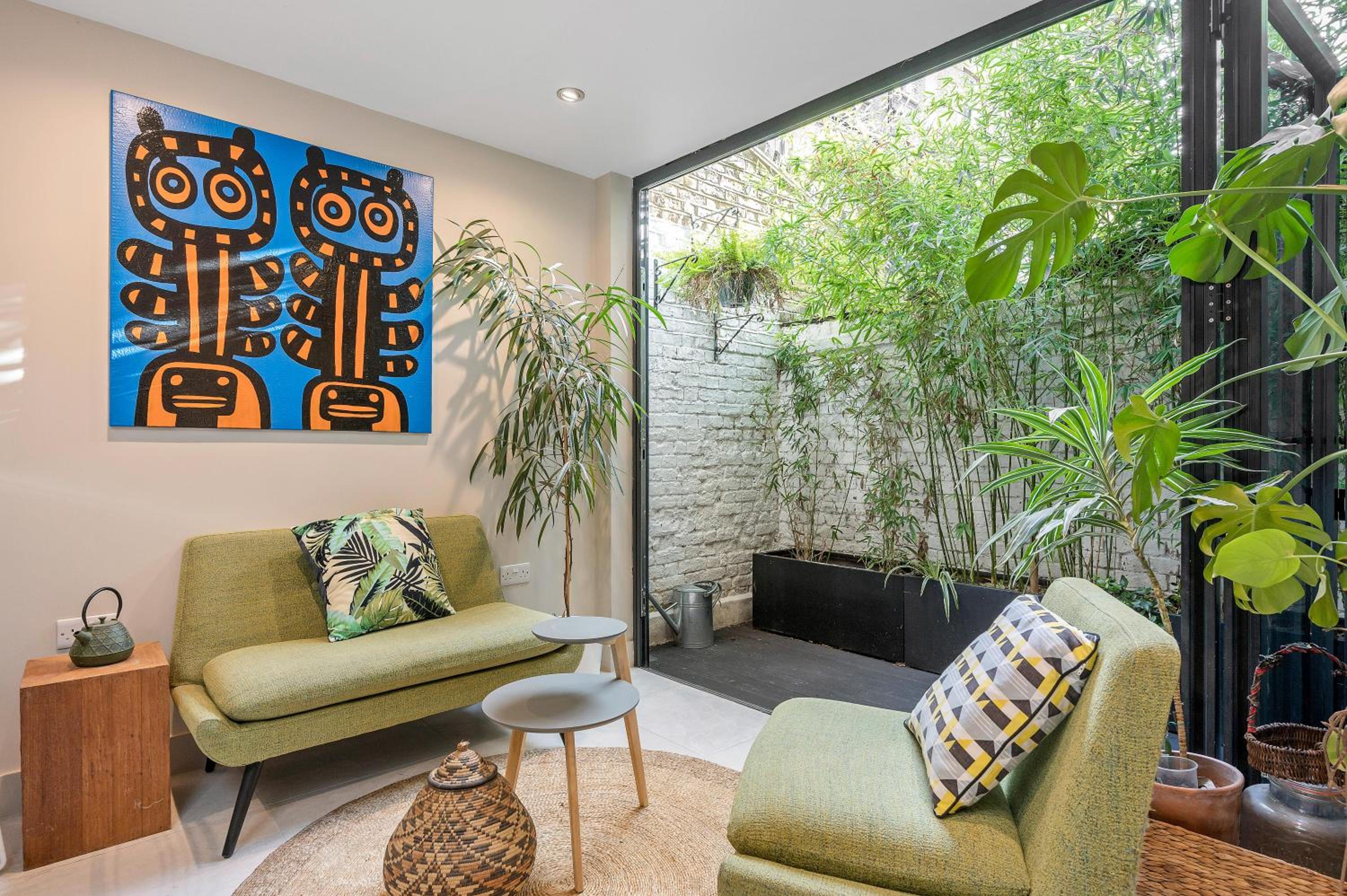 Central London 3-Bed Apt Sleeps 6 3 mins to Tube