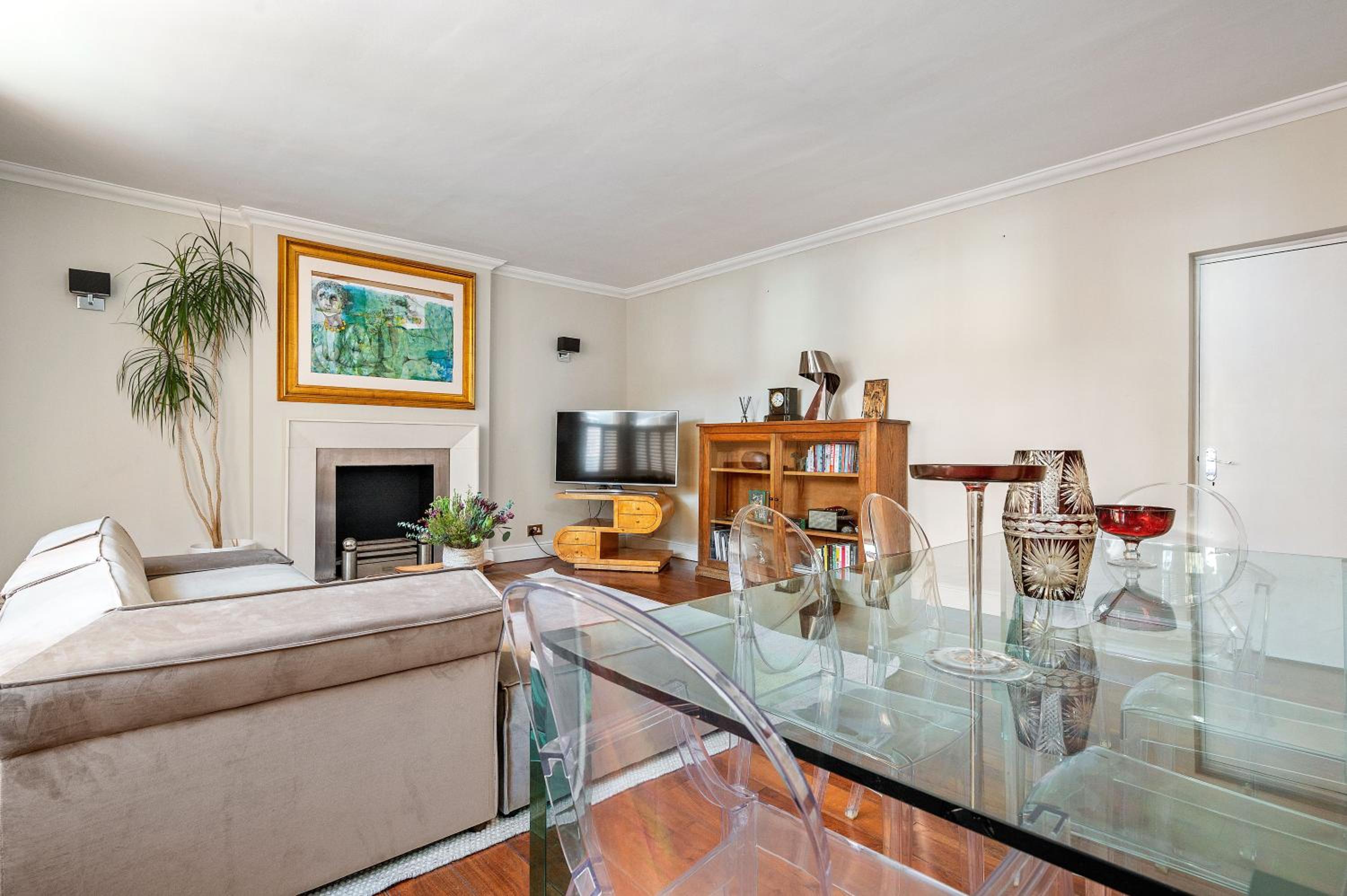 Central London 3-Bed Apt Sleeps 6 3 mins to Tube