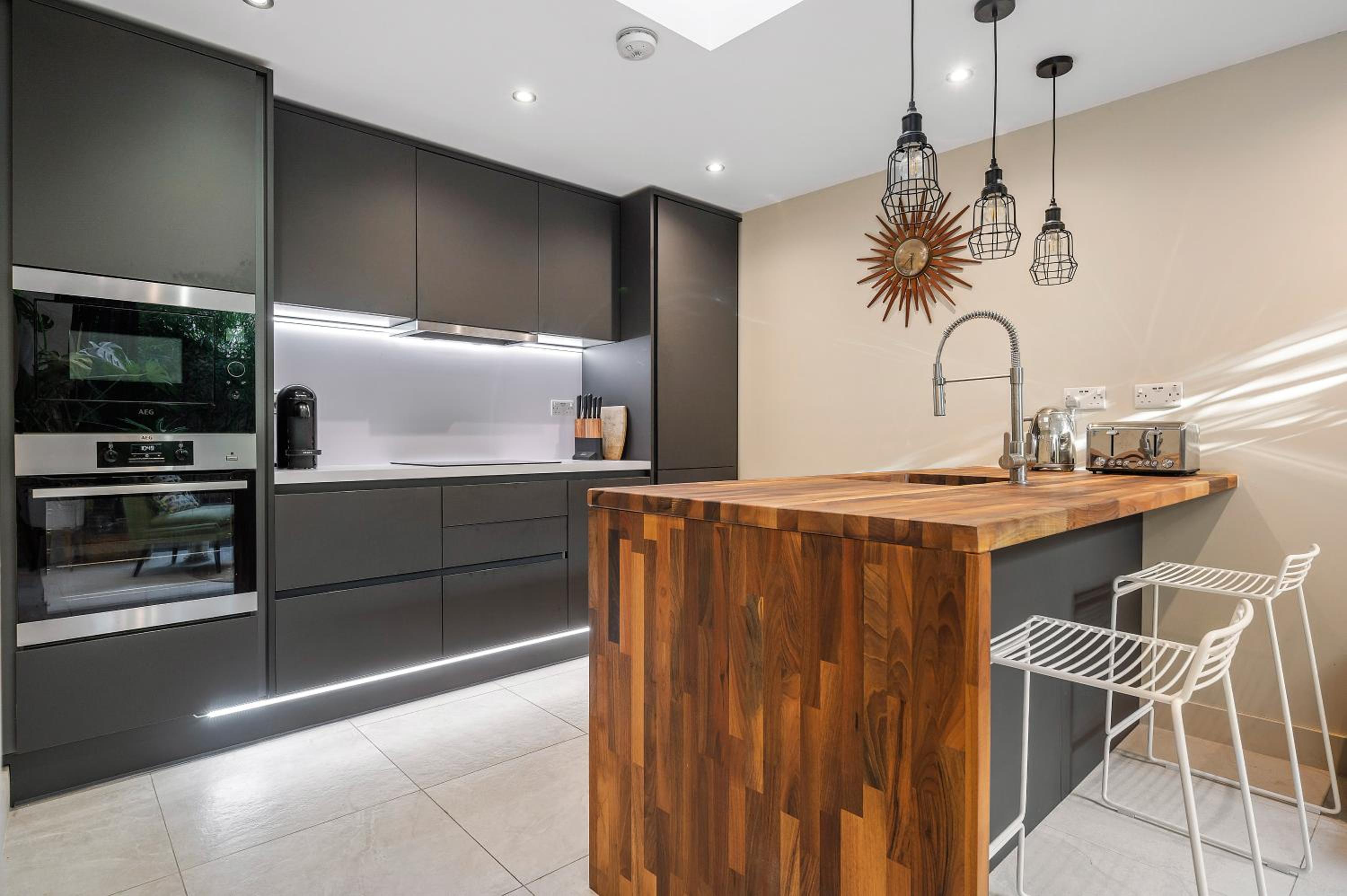 Central London 3-Bed Apt Sleeps 6 3 mins to Tube