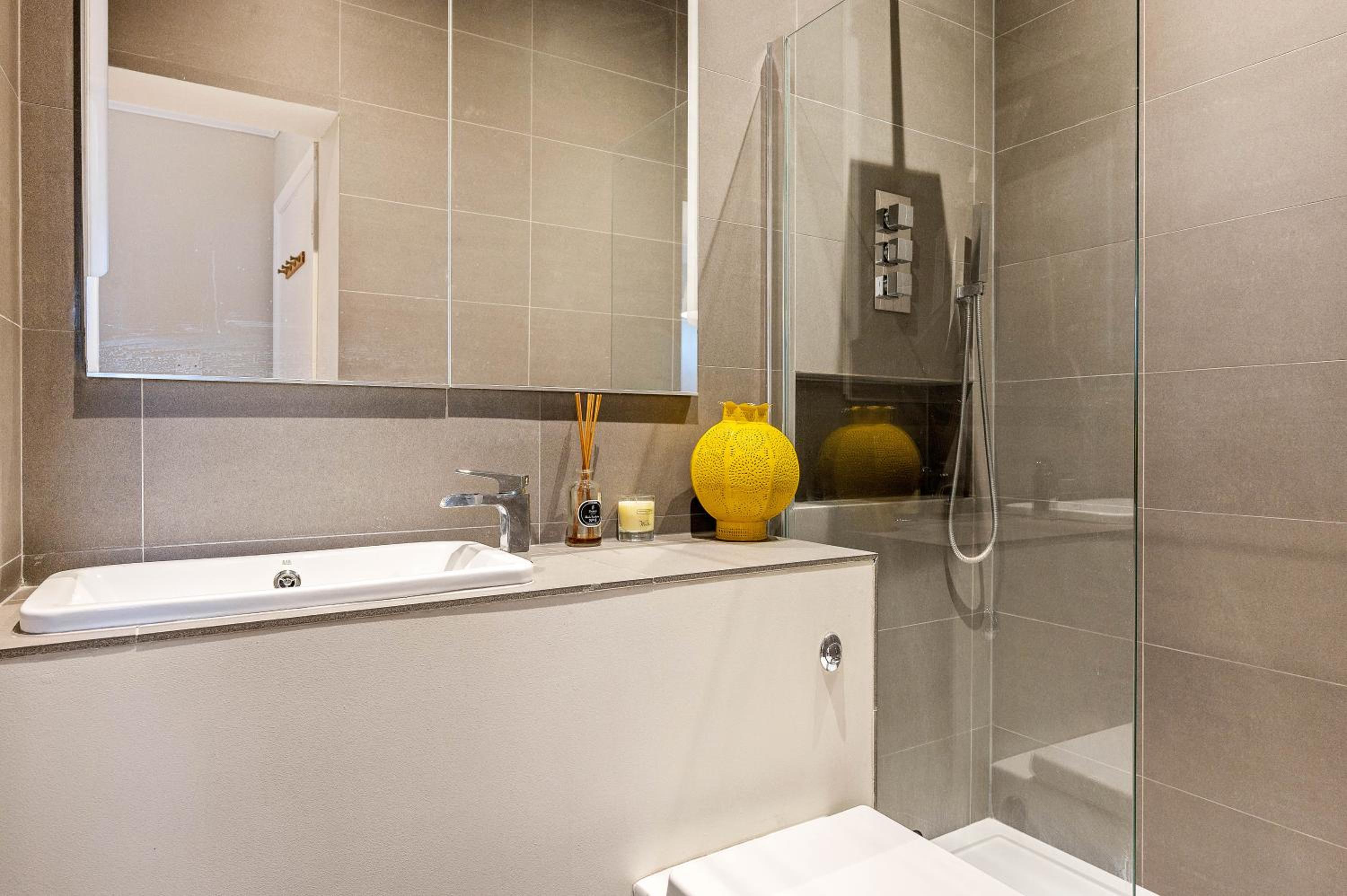 Central London 3-Bed Apt Sleeps 6 3 mins to Tube