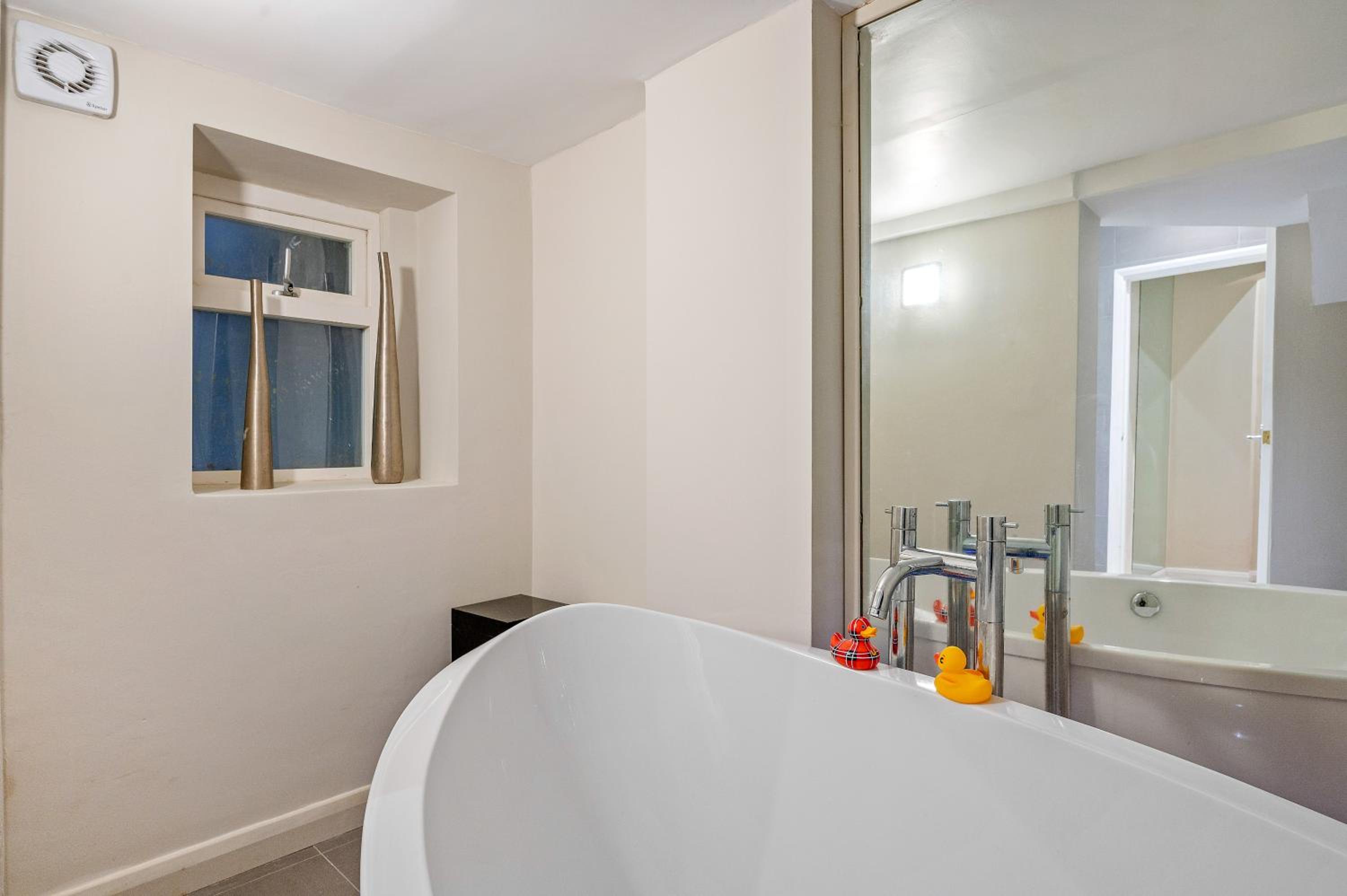 Central London 3-Bed Apt Sleeps 6 3 mins to Tube
