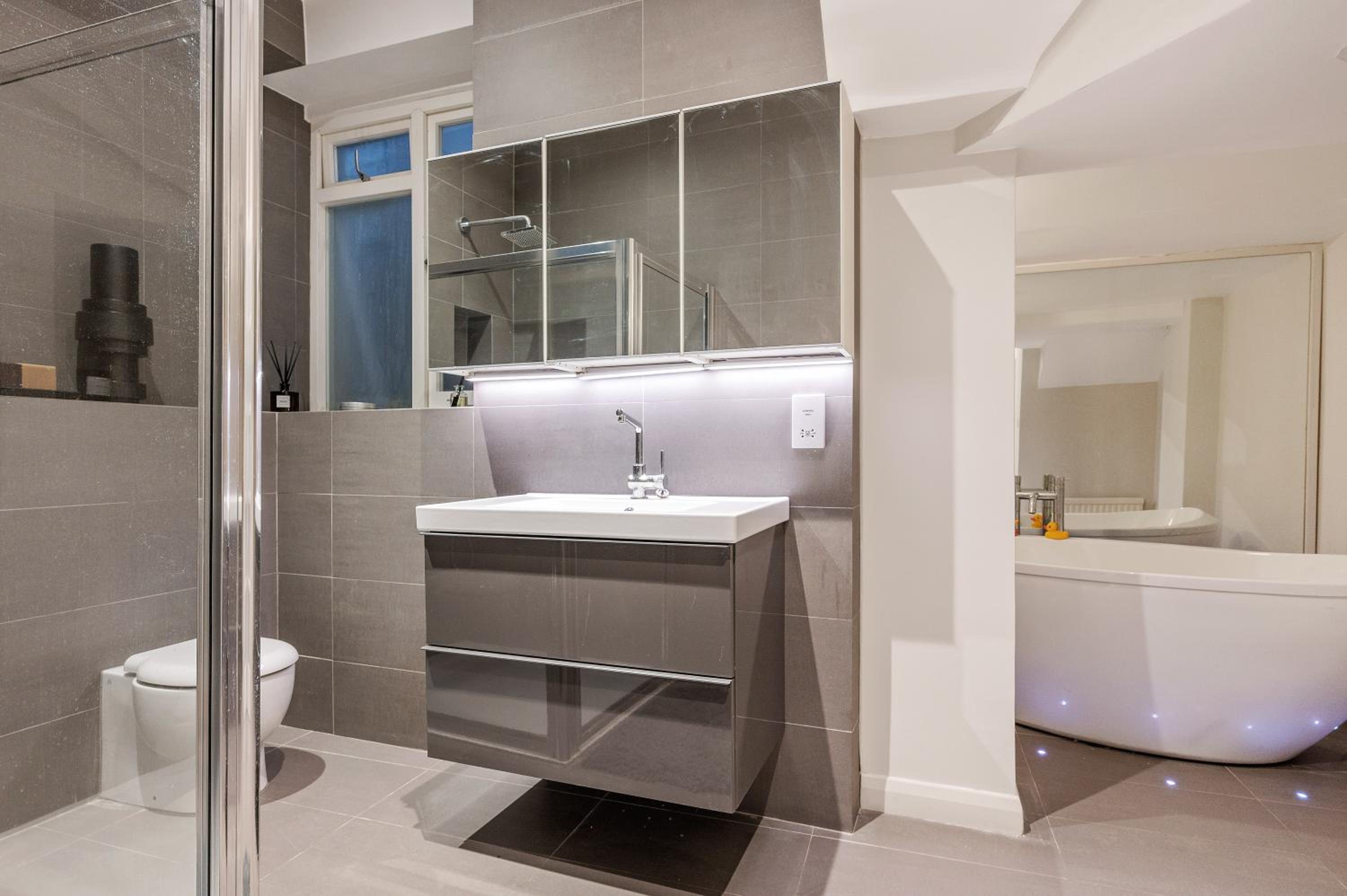 Central London 3-Bed Apt Sleeps 6 3 mins to Tube