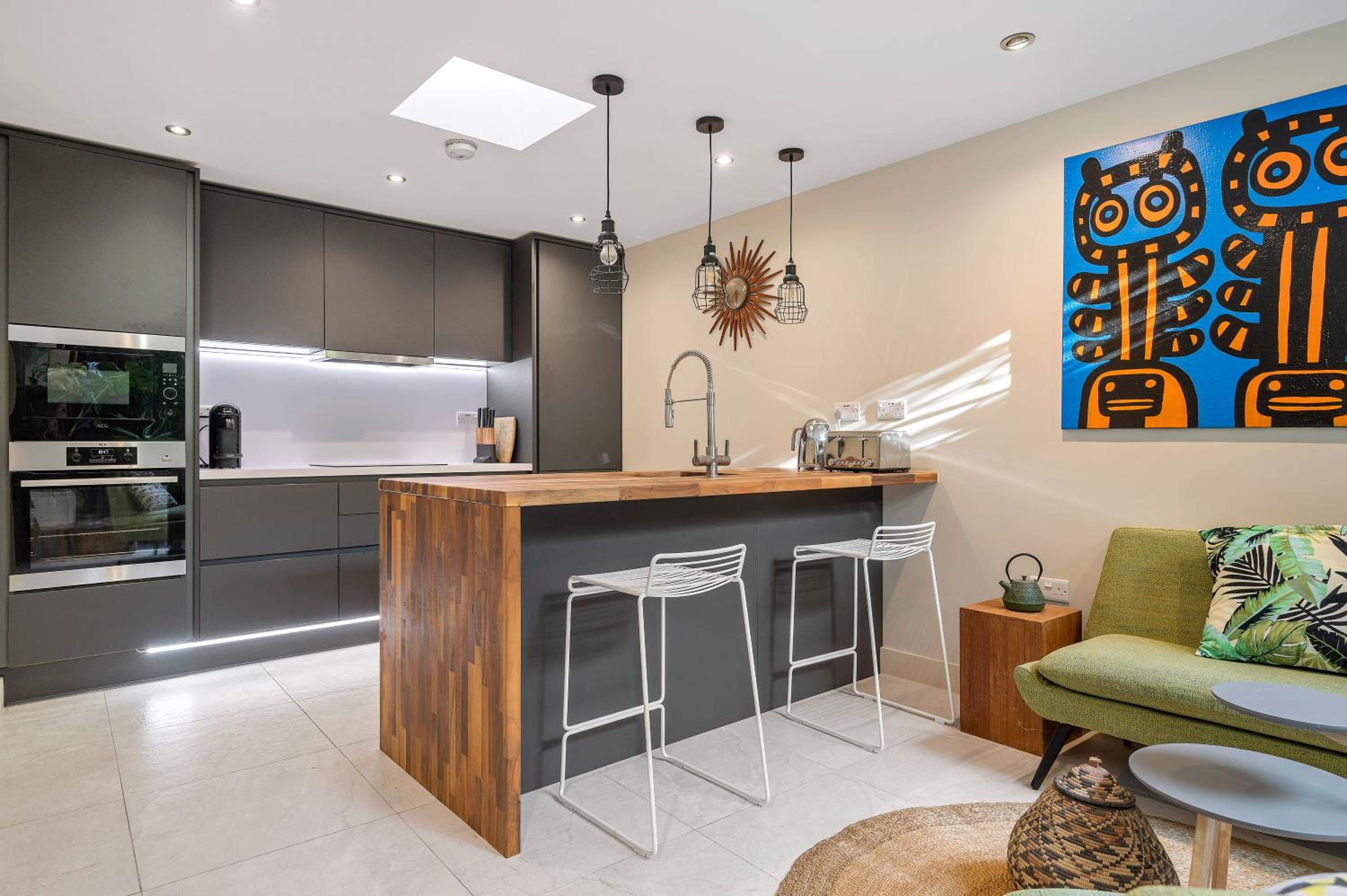 Central London 3-Bed Apt Sleeps 6 3 mins to Tube