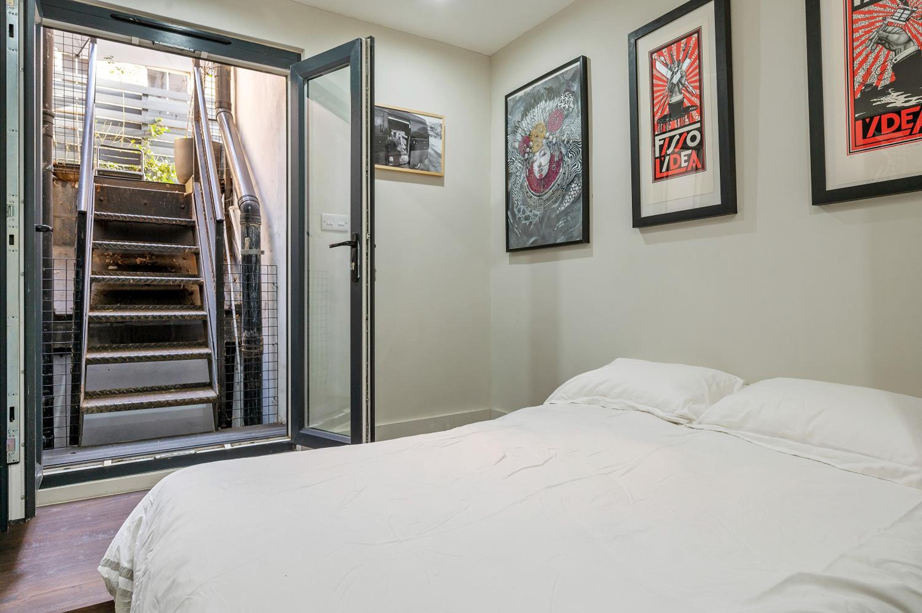 Central London 3-Bed Apt Sleeps 6 3 mins to Tube