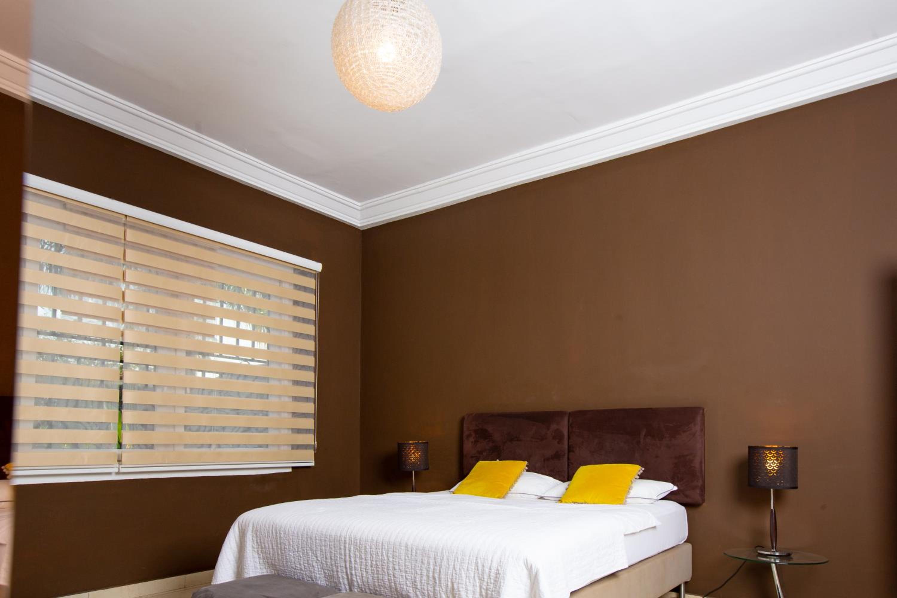Impeccable 2-Bed House with Hot-Tub -Wi-Fi view 3
