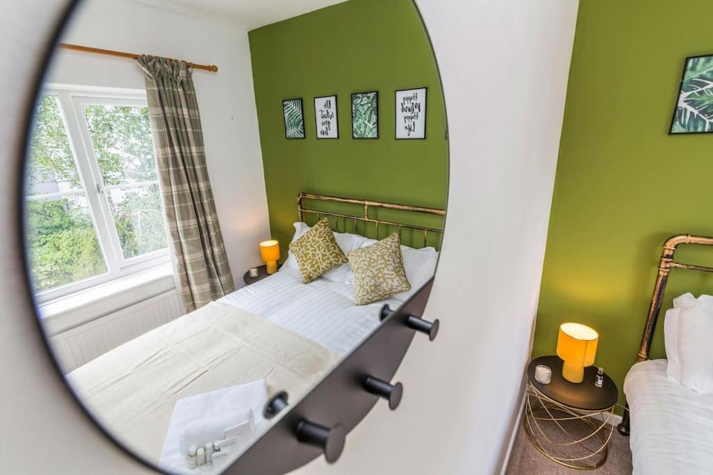 Entire Home Close to City Centre with 4 Bedrooms, Free Parking and Private Garden view 3