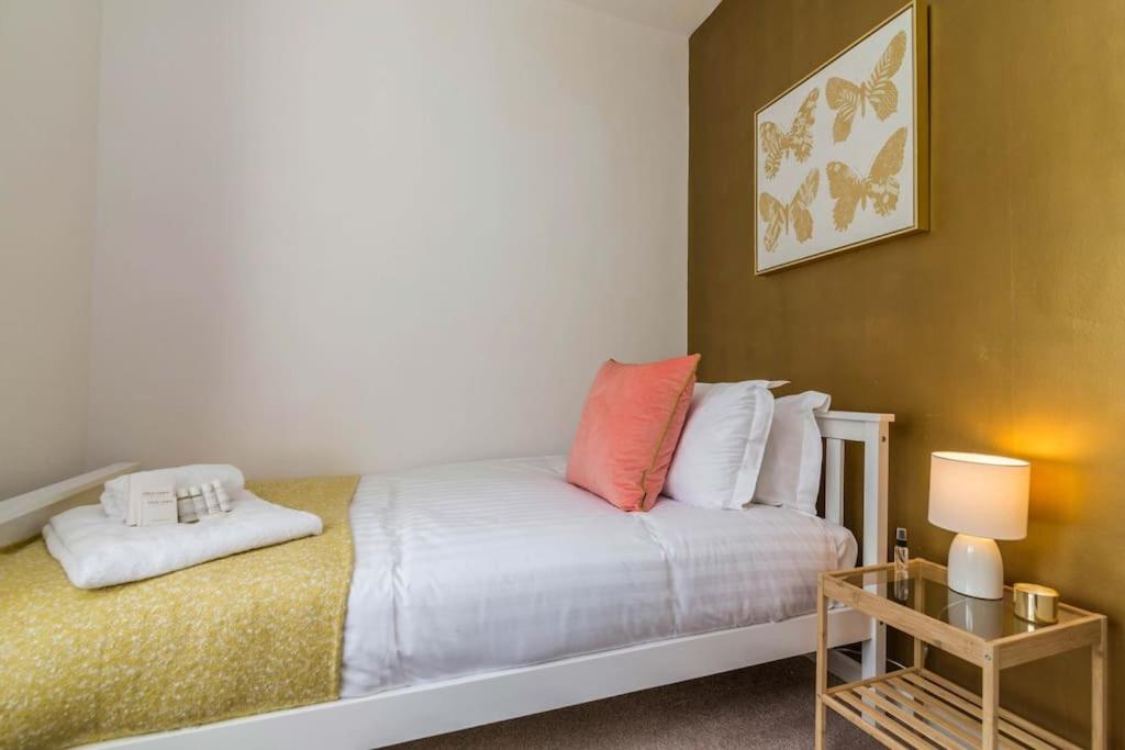 Entire Home Close to City Centre with 4 Bedrooms, Free Parking and Private Garden view 4