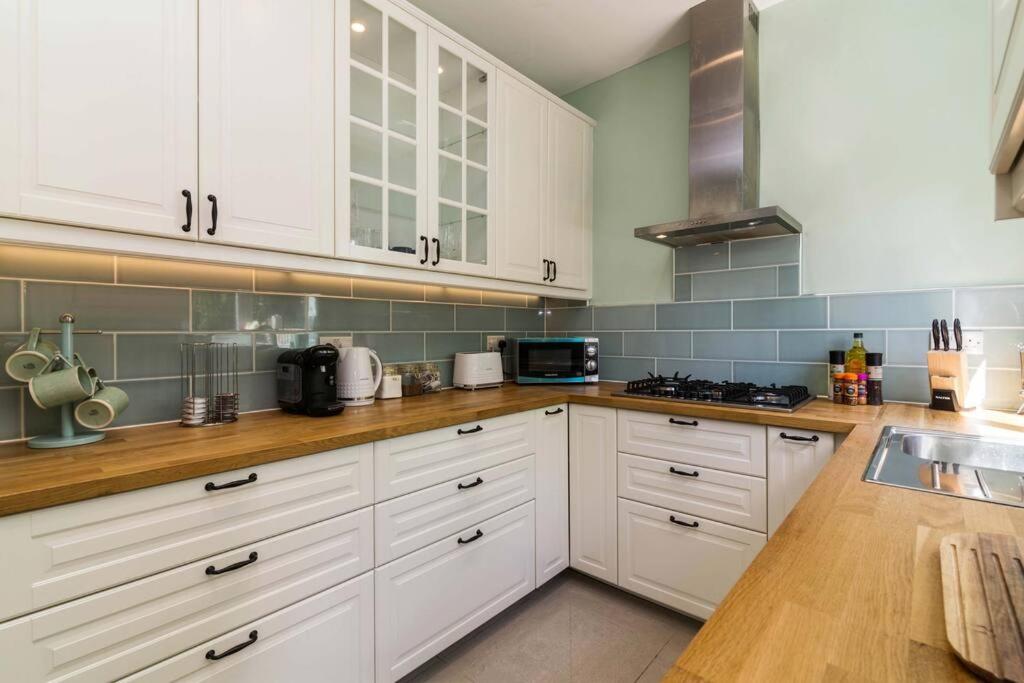 Entire Home Close to City Centre with 4 Bedrooms, Free Parking and Private Garden view 5