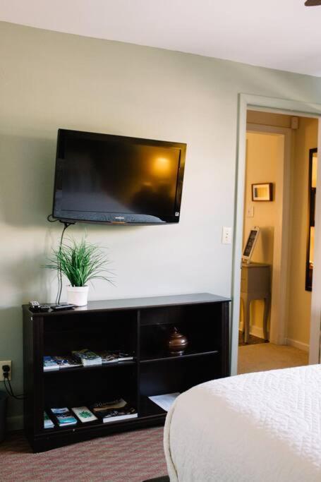 London Vacations - Hilltop Hideaway - 3BDR in Downtown London, KY - Property Image 16