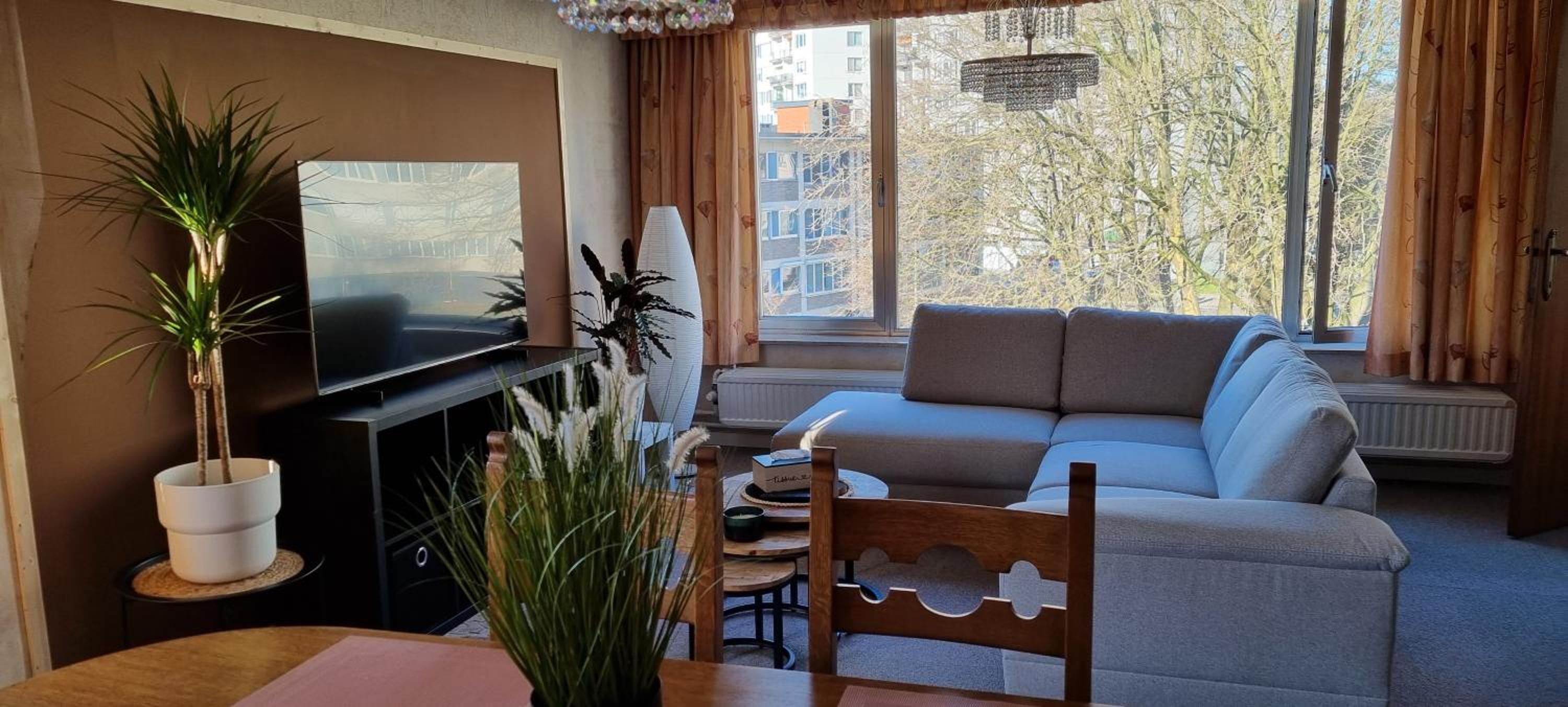 SUPERB FLAT WITH 3 BEDROOMS PARKING AND BALCONy