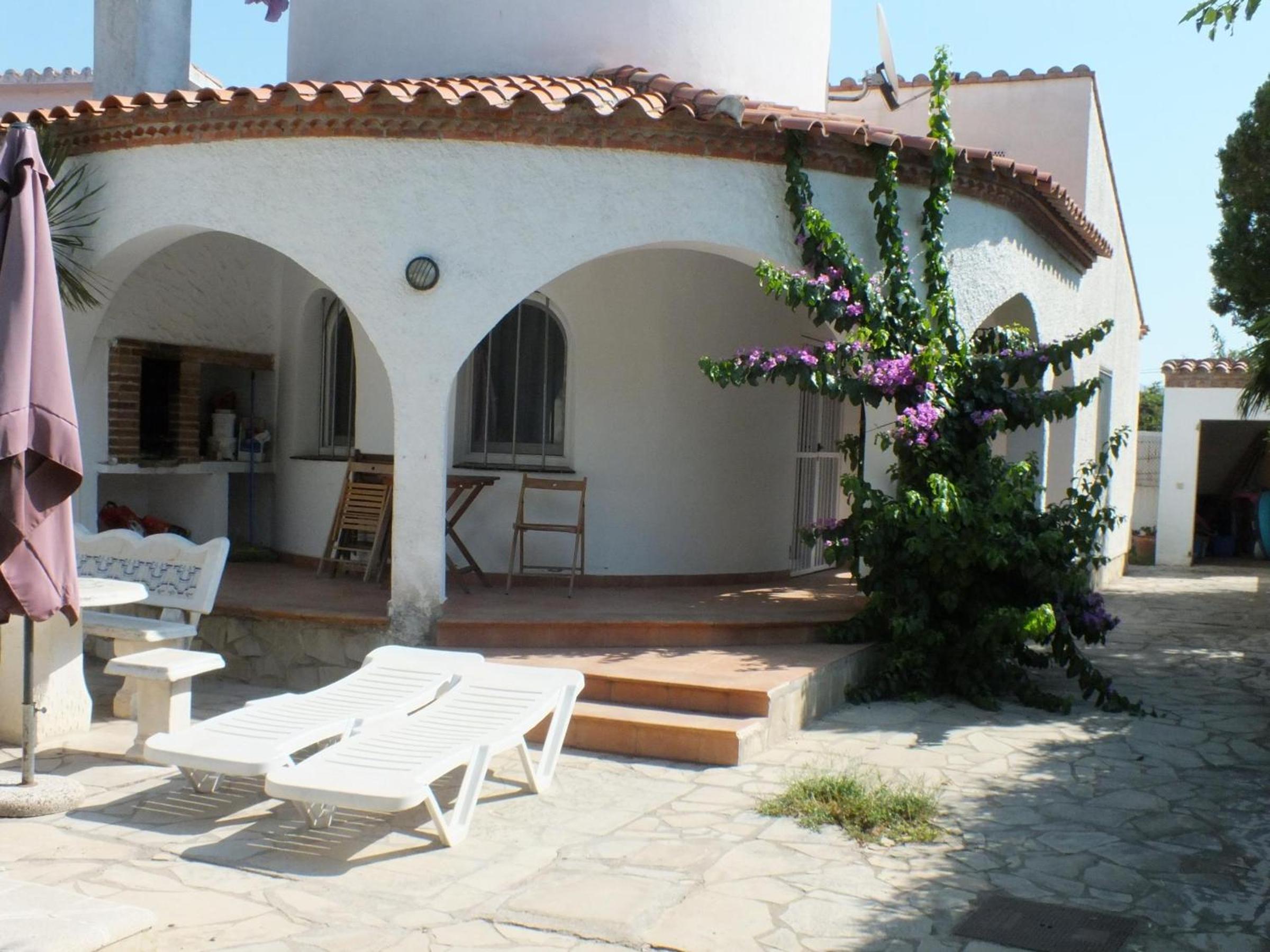 Villa con piscina privada y jardín cerrado en Castelló d'Empúries, ideal para 6-8 personas - ES-204-1 view 4