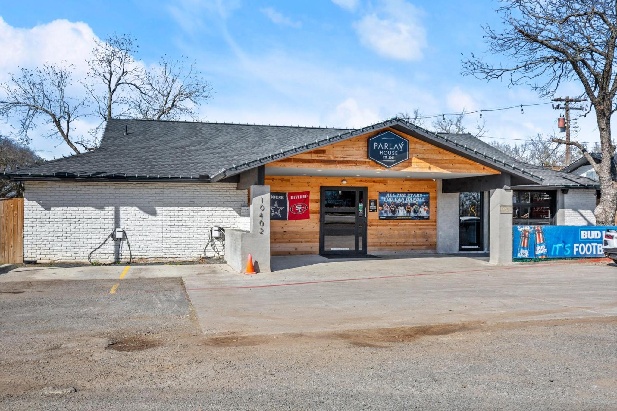 Park access! Bars & Restaurants close-by! Outdoor heater view 2