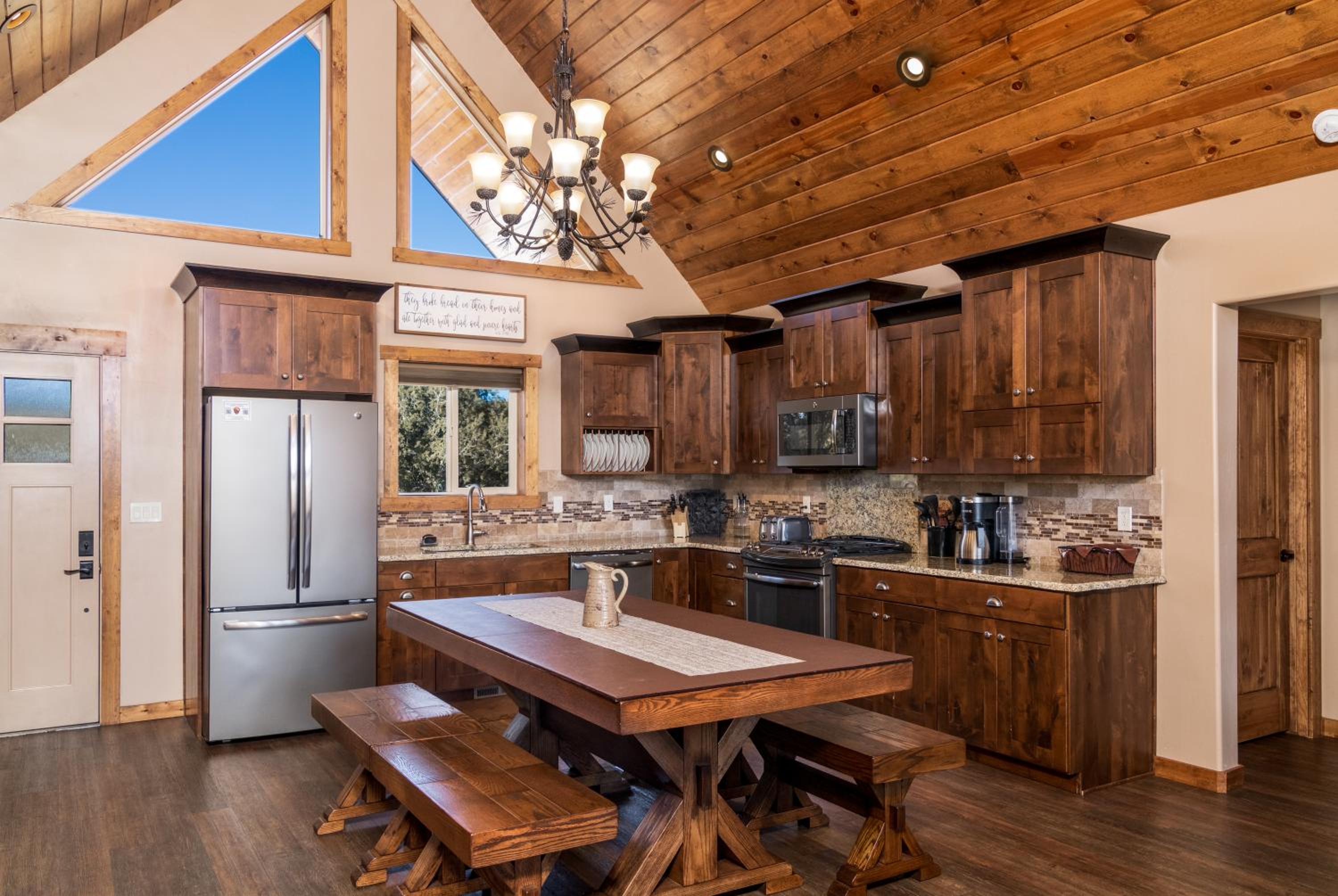 Skyfall Cabin. Stunning views, Hot Tub, minutes from Zion view 4
