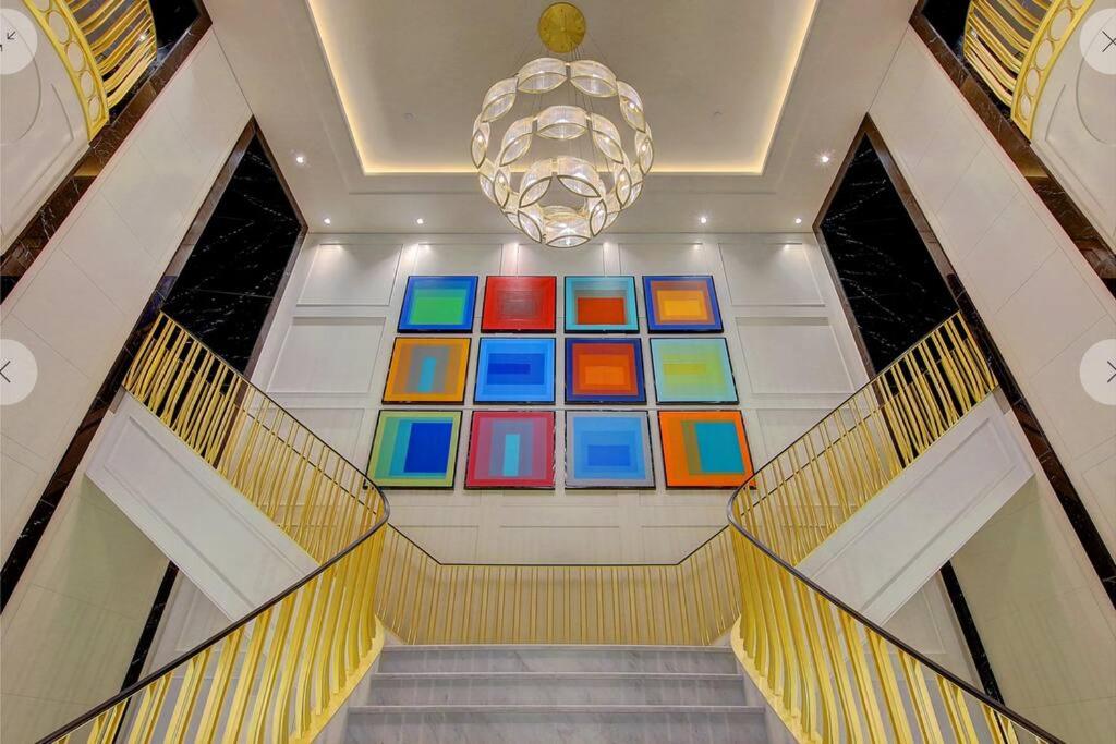 Luxury Condo on Bay Street