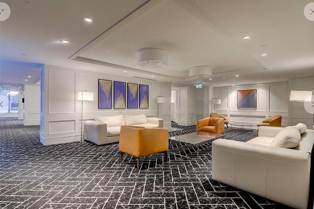 Luxury Condo on Bay Street