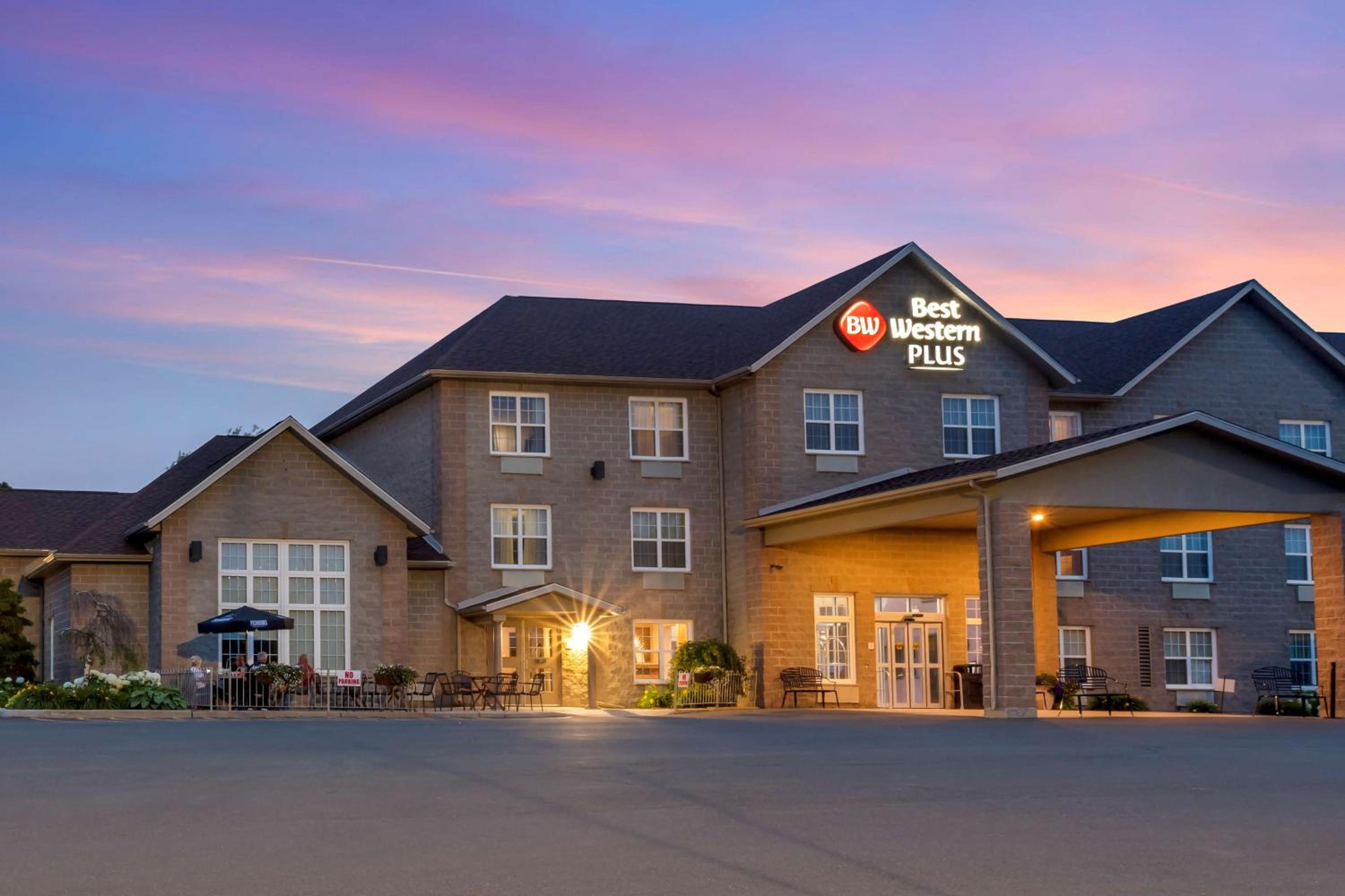 Woodstock Vacations - Best Western Plus Woodstock Hotel Conference Centre - Property Image 1