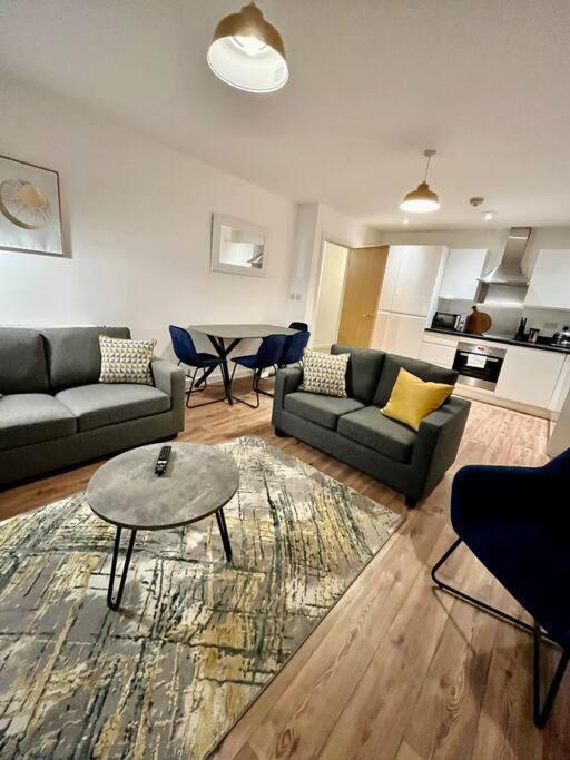 Spacious 2 bed ground floor apartment, Free parking, close to Historic dockyard & Gunwharf Quays view 4