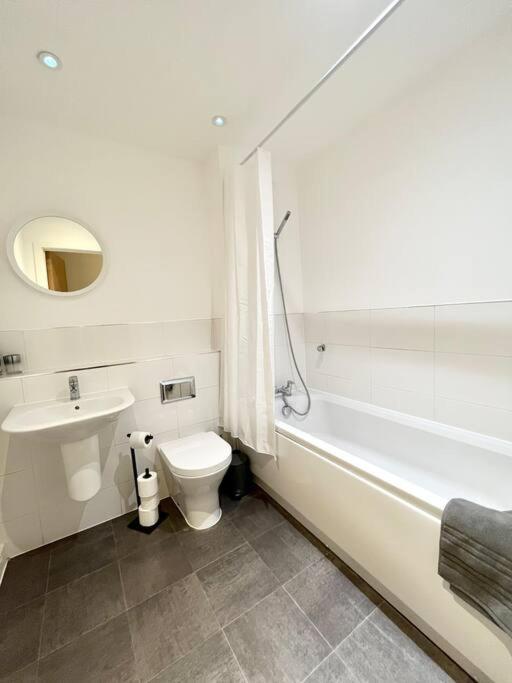 Spacious 2 bed ground floor apartment, Free parking, close to Historic dockyard & Gunwharf Quays view 5