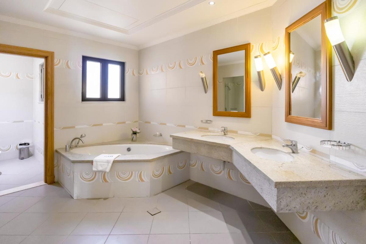 FAM Living - Palm Jumeirah - Beach Villas with Private Pool