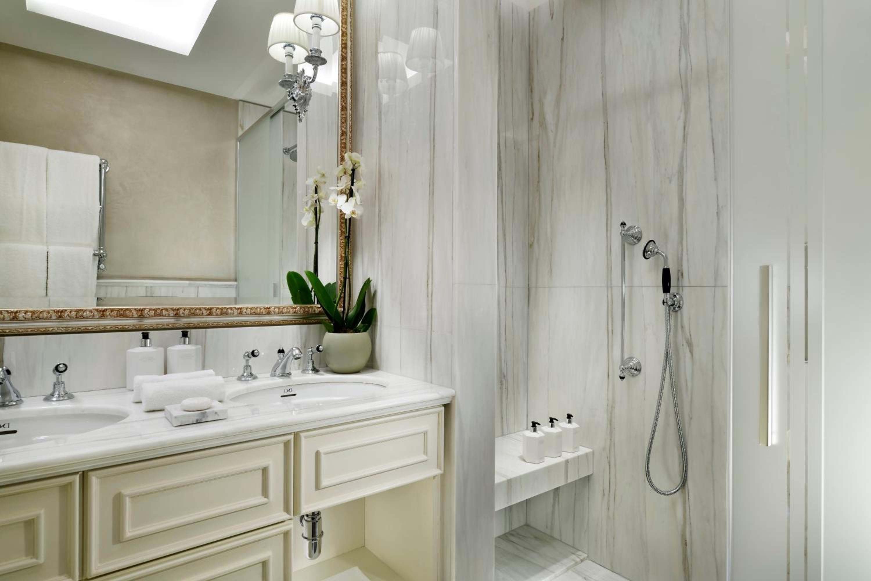 Luxury Apartments by Palazzo Portinari Salviati