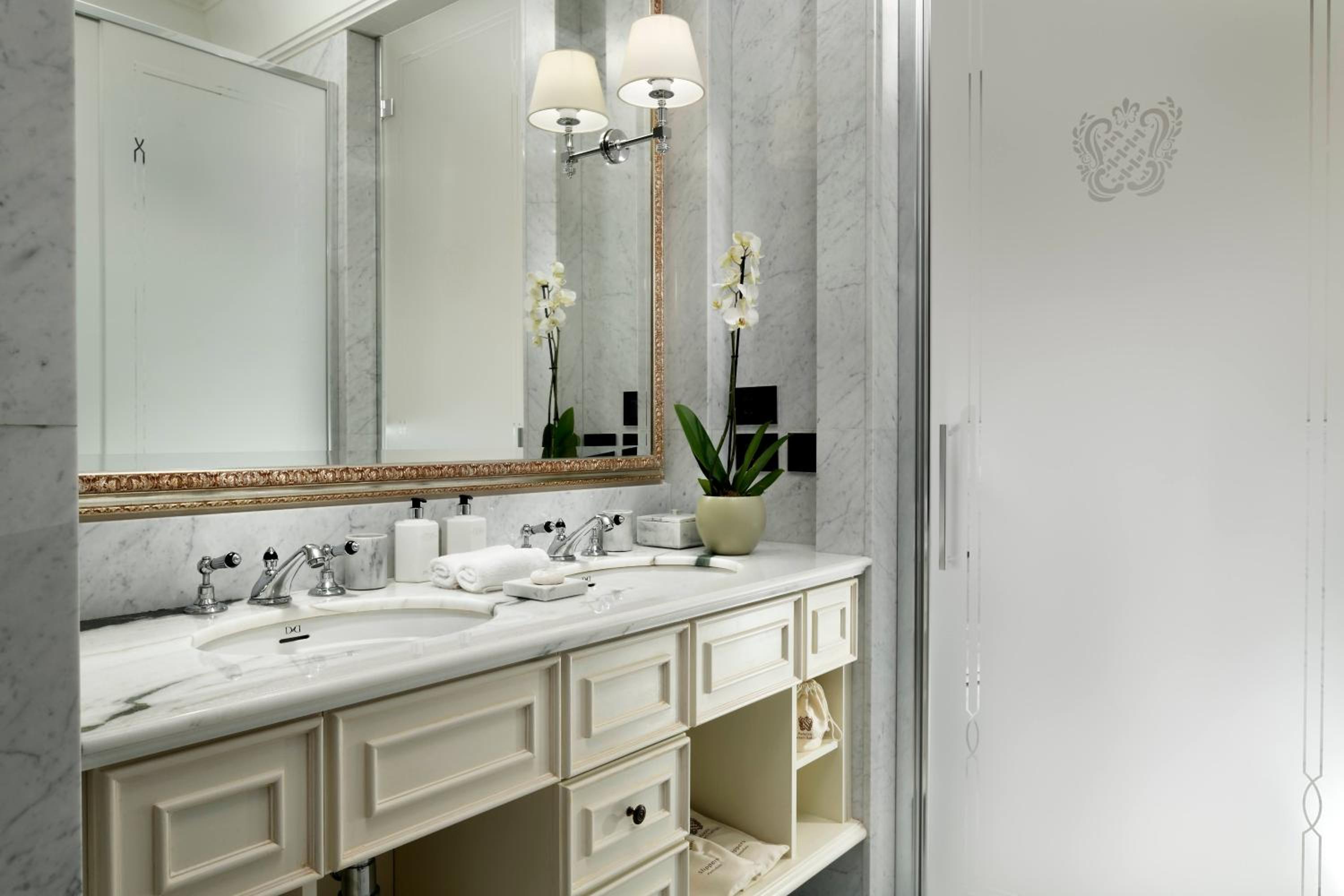Luxury Apartments by Palazzo Portinari Salviati