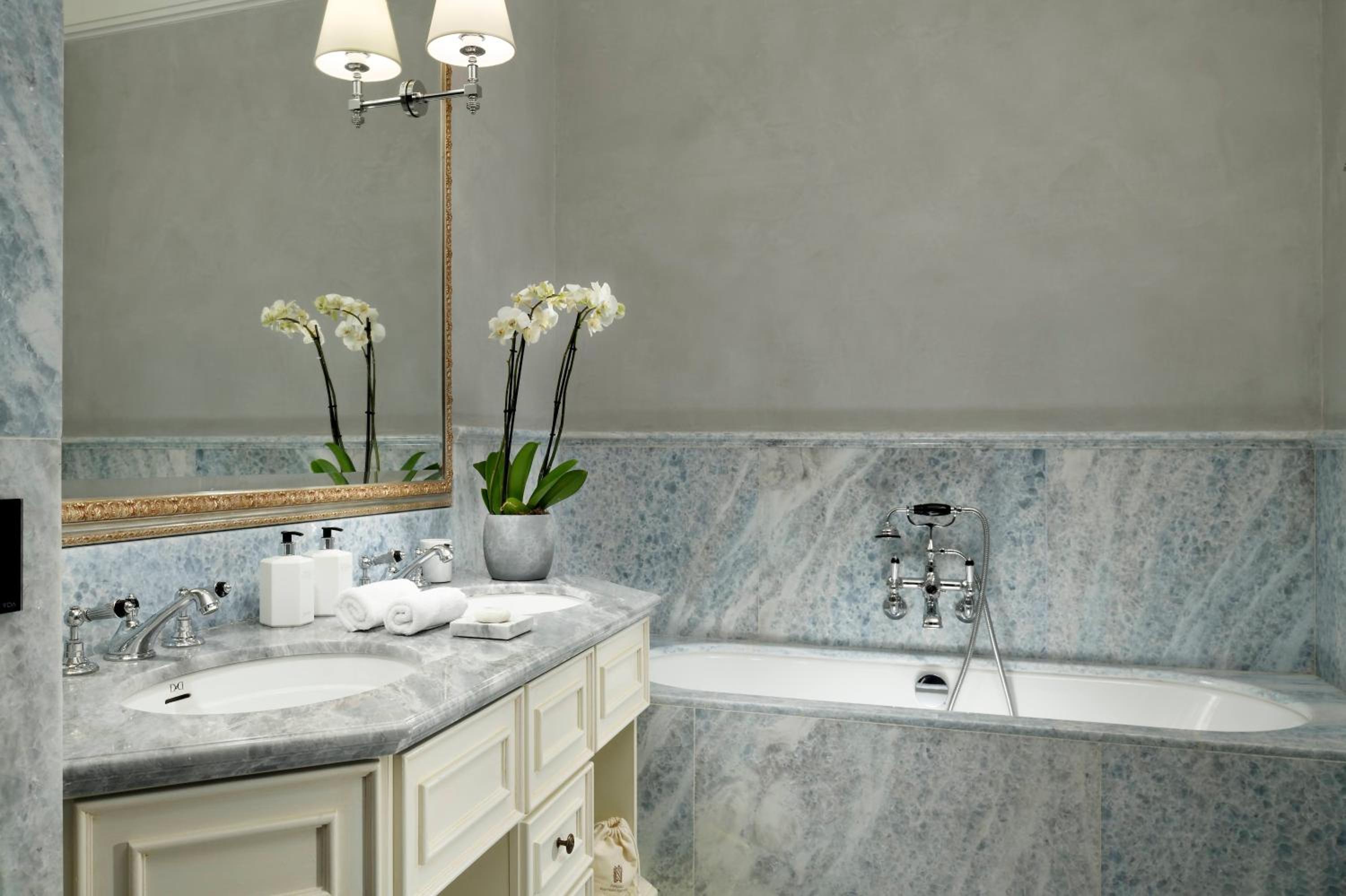 Luxury Apartments by Palazzo Portinari Salviati